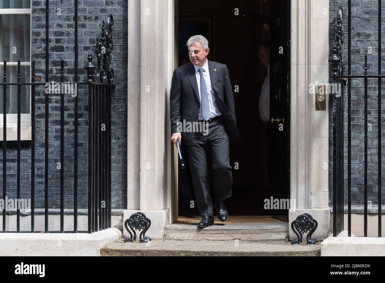 Londres, Royaume-Uni. 07th juin 2022. Le secrétaire d'État pour l'Irlande du Nord, Brandon Lewis, quitte Downing Street après avoir assisté à la réunion hebdomadaire du Cabinet. Hier, le Premier ministre britannique Boris Johnson a gagné le soutien de 211 députés du Parti conservateur lors d'un vote de confiance avec 148 députés qui ont voté contre son leadership après le déclenchement du scrutin à la suite de la publication du rapport de Sue Gray sur les partis de non-respect des règles de Covid LockDown à Downing Street. Crédit: Wiktor Szymanowicz/Alamy Live News Banque D'Images