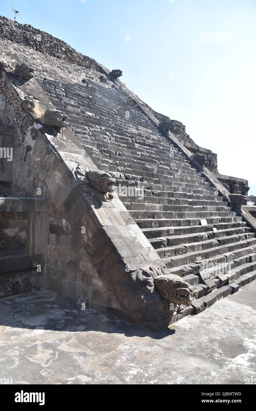 L'escalier menant au sommet de la Pyramide de Quezalcóatl dans la Ciudadela, une zone de 38 acres dans la partie sud de Teotihuacán. Banque D'Images