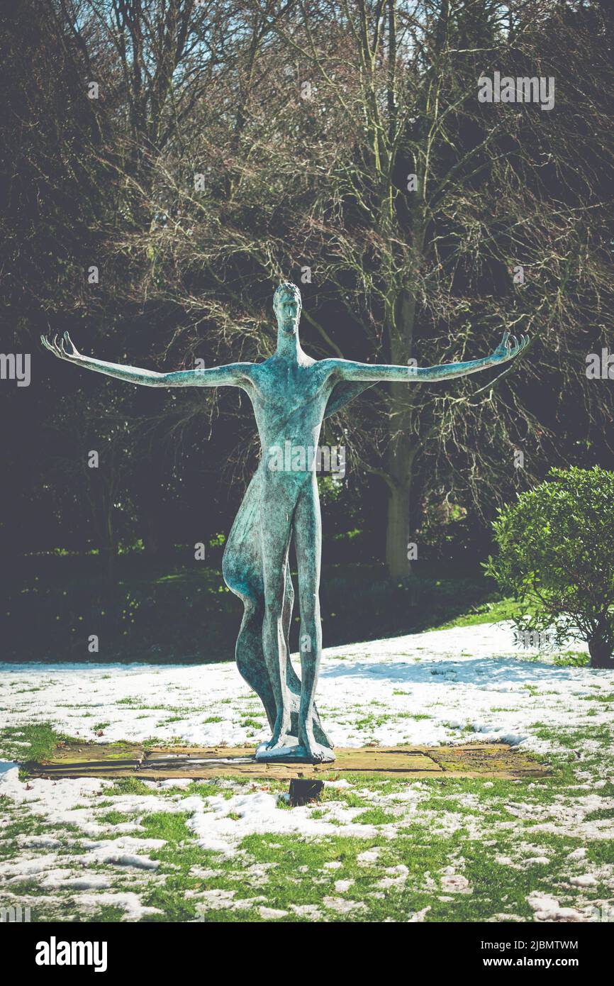 La statue accueillante du Christ avec les bras de Jésus est ouverte, en bronze solide au centre de retraite de l'abbaye du Laude pour le diocèse de Leicester Banque D'Images