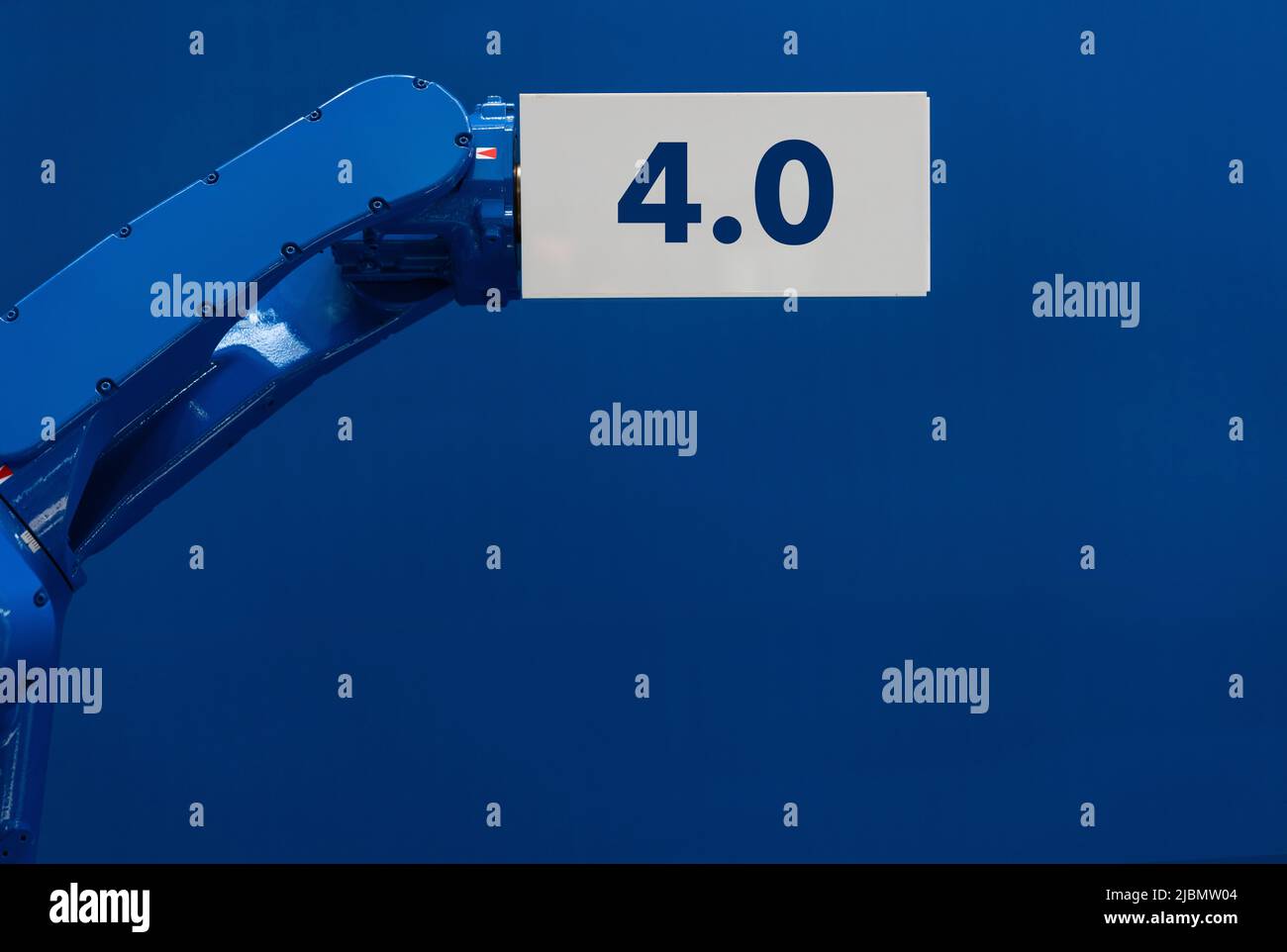Bras du robot avec boîte et texte 4,0. Concept intelligent de l'industrie Banque D'Images