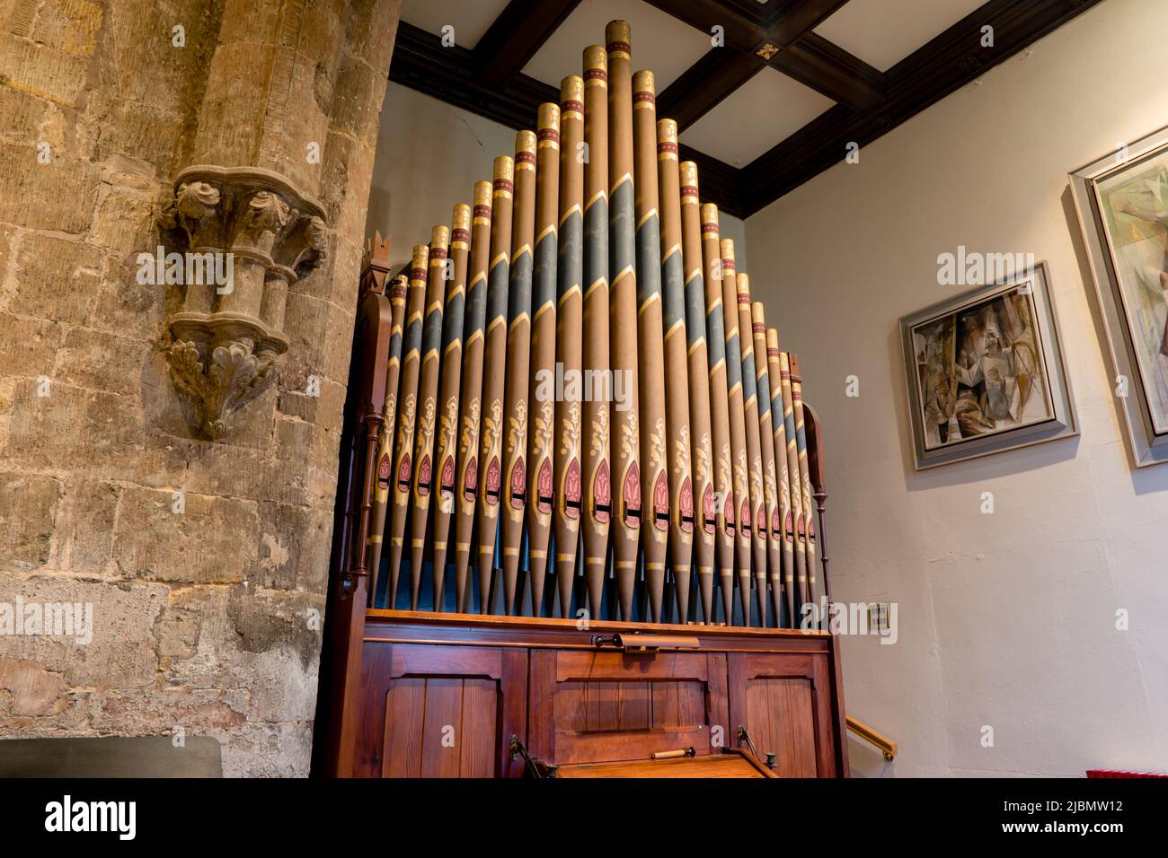 Les tuyaux d'un petit orgue à 5 arrêts en forme de pipe dans l'église de la Chapelle de Laude Banque D'Images