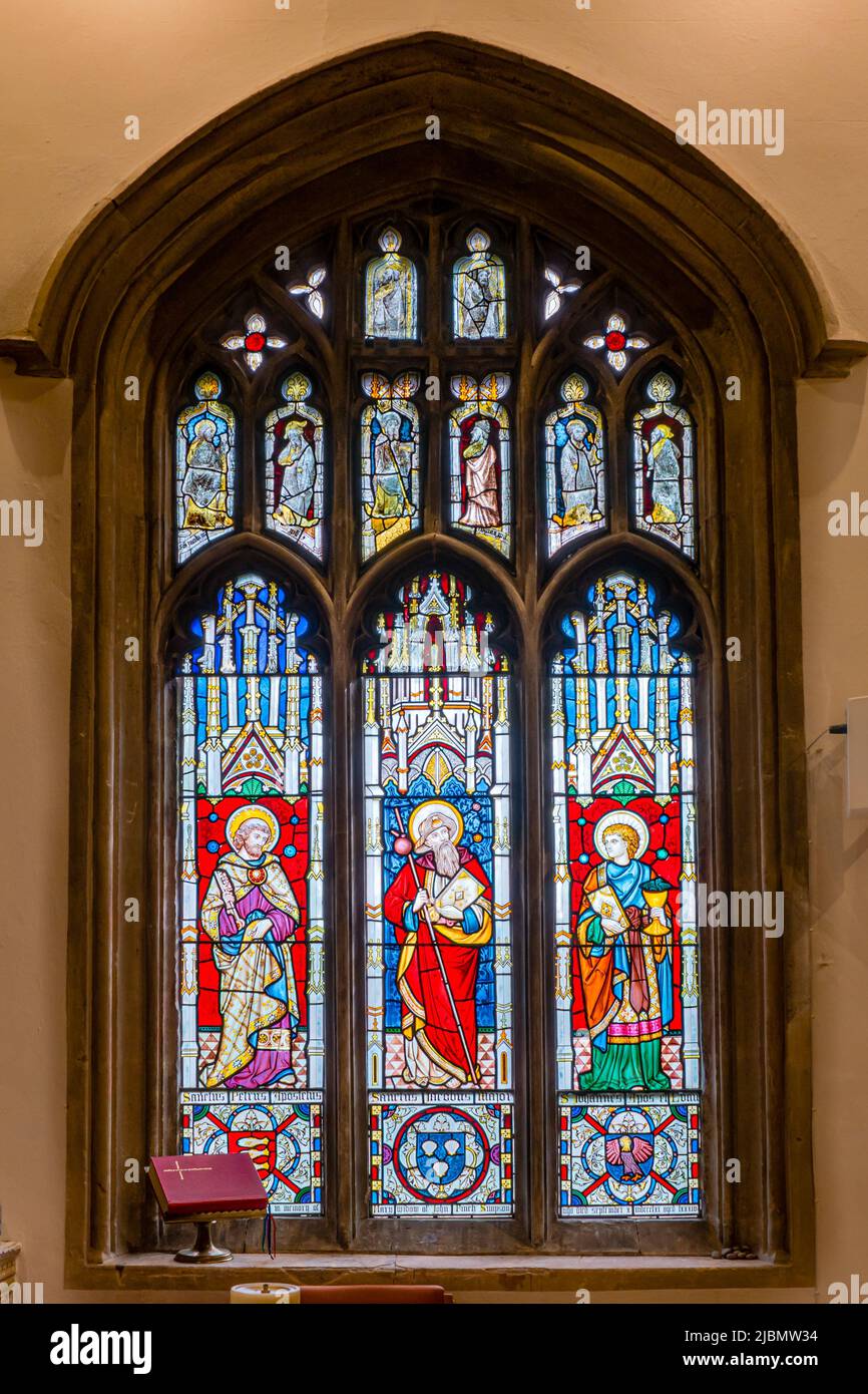 Magnifique vitraux lumineux dans l'arche pointue, partie médiévale partie victorienne, dans la chapelle de l'abbaye de Laude Banque D'Images