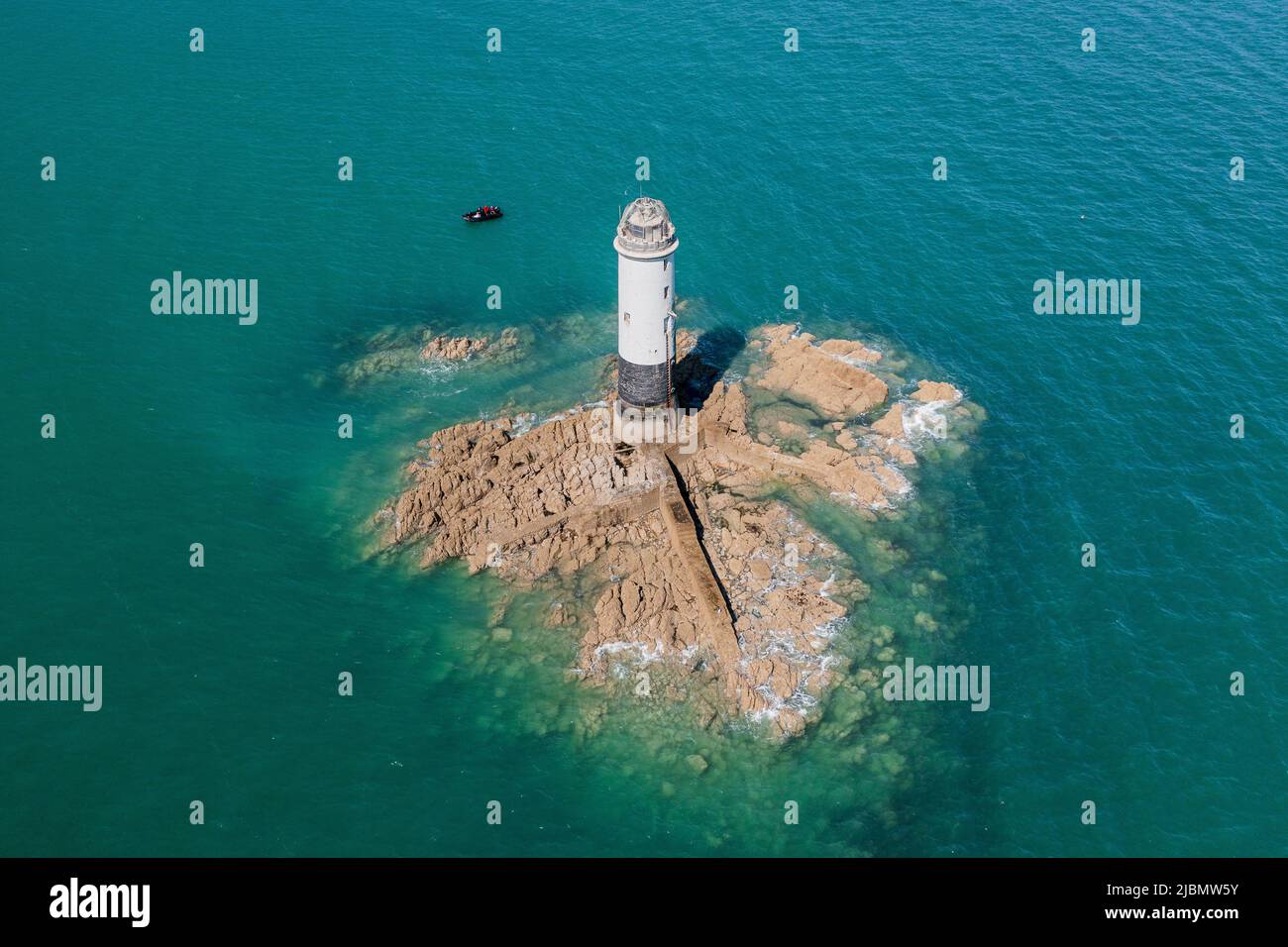 Le phare du Sénéquet se trouve sur le rocher du rêve nom à 3,8 km au large de Gouville-sur-Mer, France, Cotentin Banque D'Images
