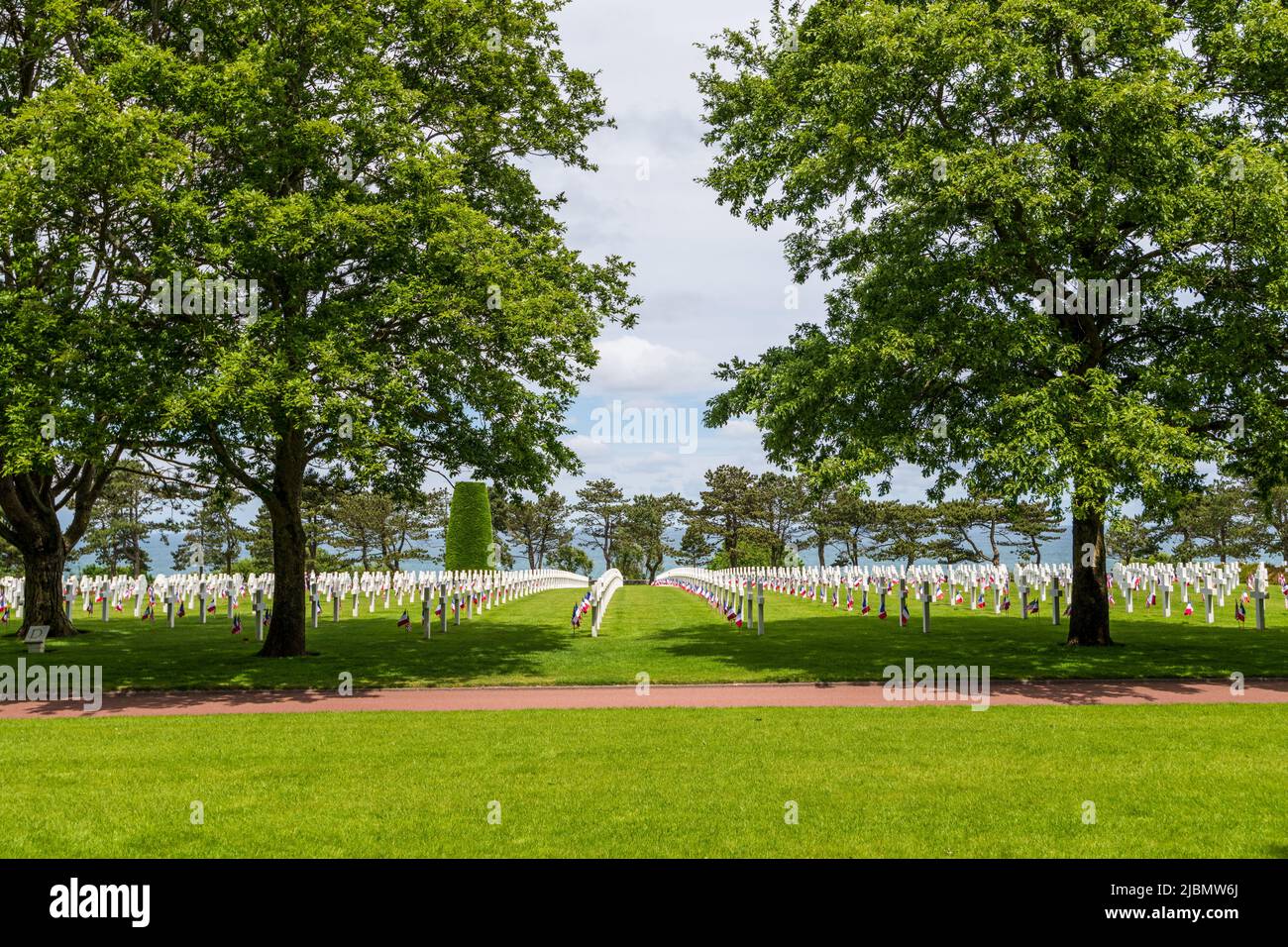 France, Calvados (14), Colleville-sur-Mer, premier cimetière militaire américain de la Seconde Guerre mondiale, croix en marbre blanc où reposent les Banque D'Images
