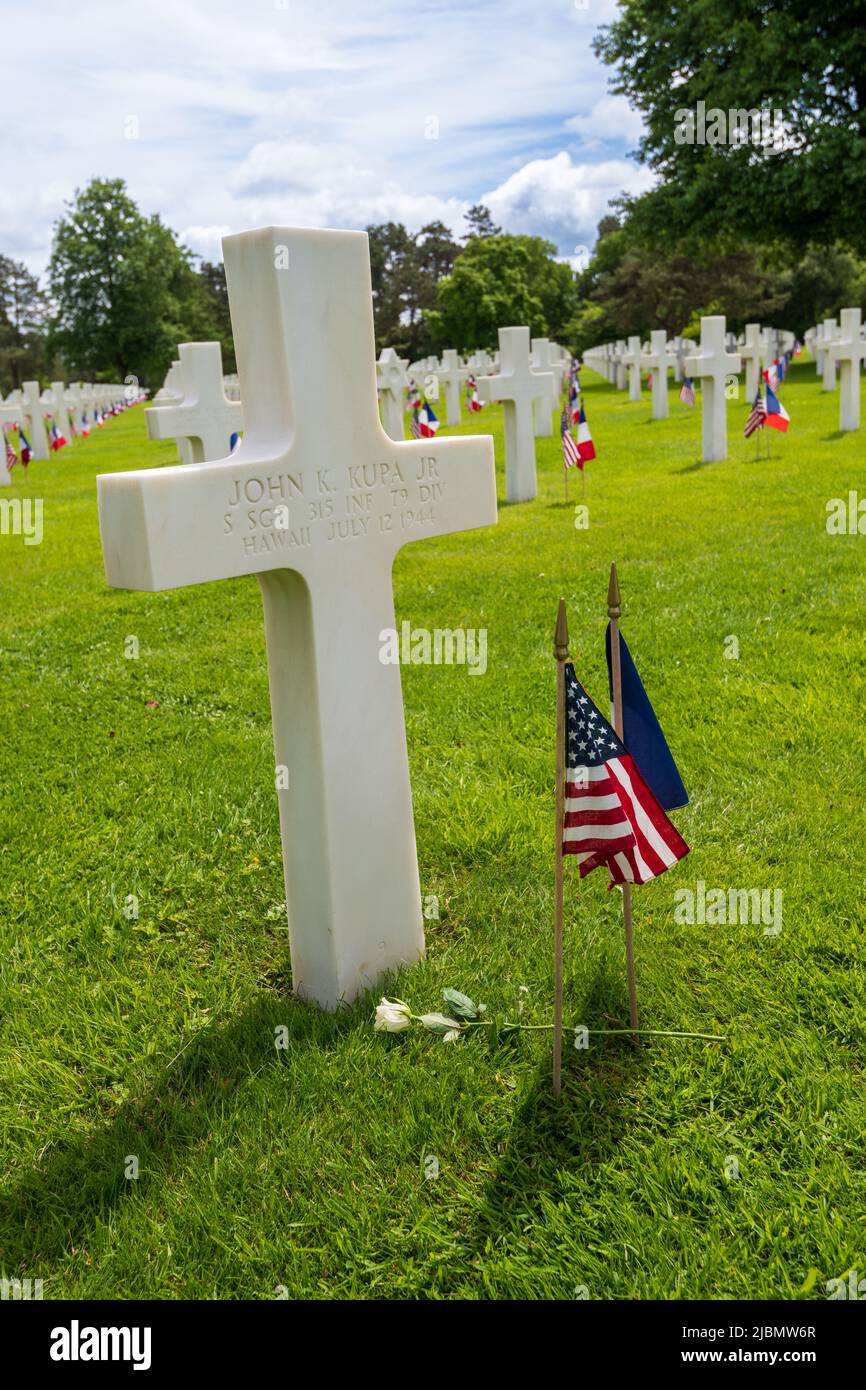 France, Calvados (14), Colleville-sur-Mer, premier cimetière militaire américain de la Seconde Guerre mondiale, croix en marbre blanc où reposent les Banque D'Images