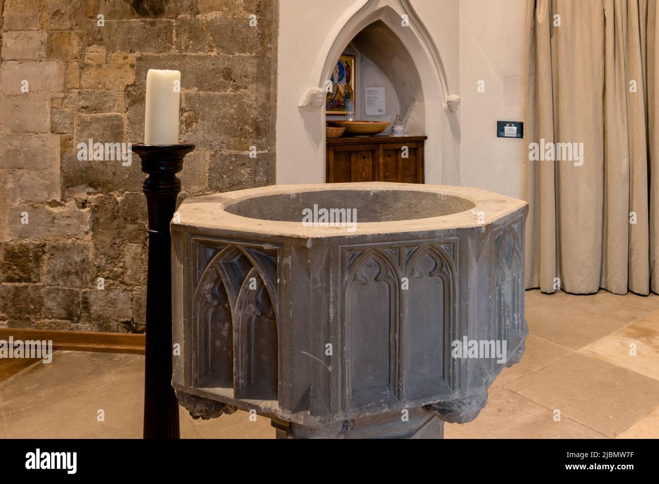 Police baptismale en pierre dans la chapelle Saint-Jean-Baptiste à l'abbaye de Laude Banque D'Images