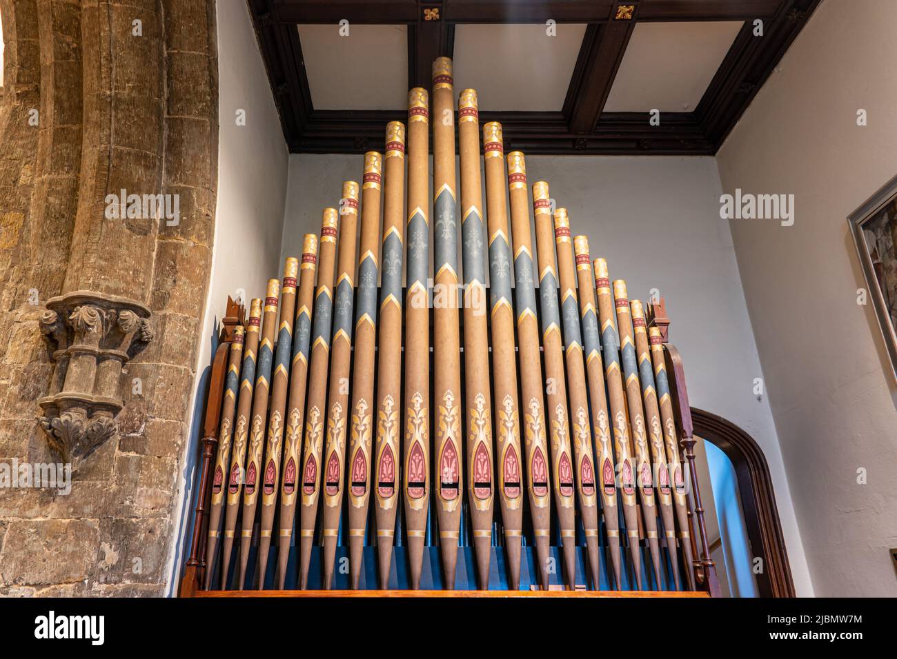 Les tuyaux d'un petit orgue à 5 arrêts en forme de pipe dans l'église de la Chapelle de Laude Banque D'Images