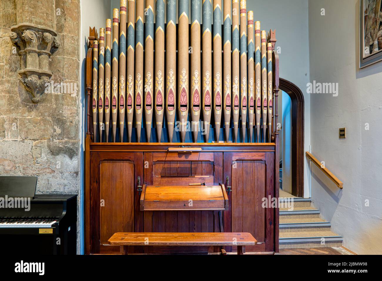 Le tabouret, la console et les tuyaux d'un petit orgue à 5 arrêts en casiers à tuyaux dans l'église de la Chapelle de l'abbaye de Laude Banque D'Images