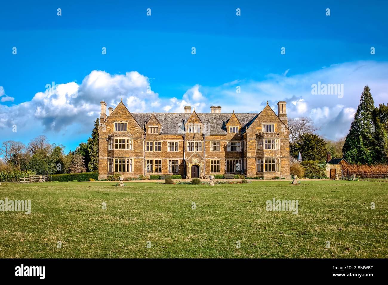 Vue de face de l'abbaye de Laude, du centre de retraite chrétien et de l'ancien prieuré du diocèse de Leicester Banque D'Images