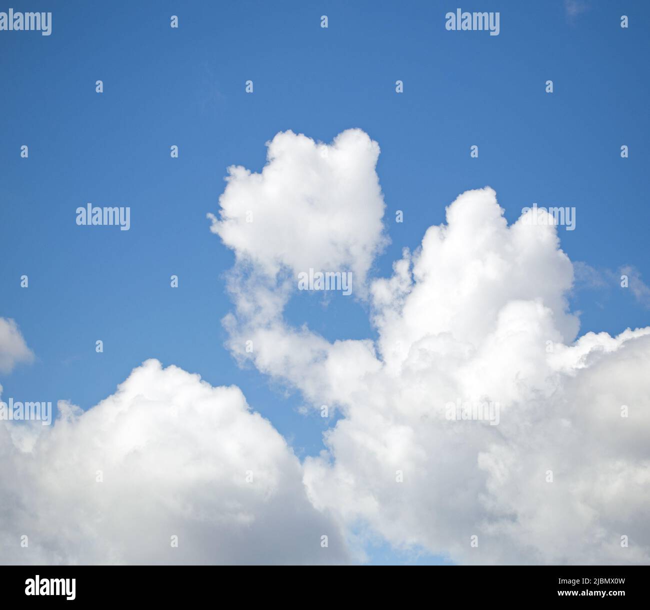 Cloudscape avec ciel bleu profond et nuages blancs moelleux Banque D'Images