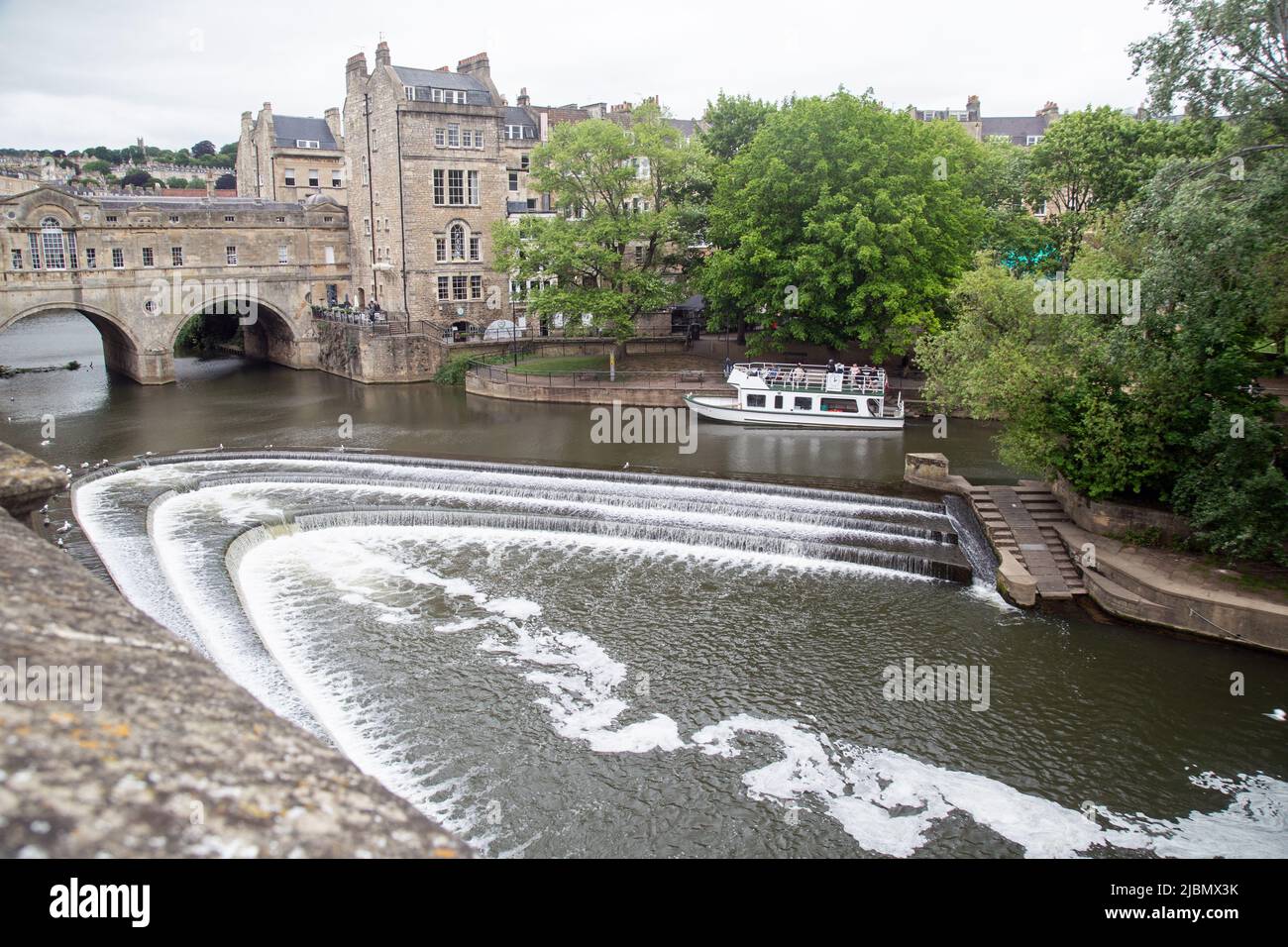 Pont de Pulteney Weir, Bath, Somerset, Angleterre, 26 mai 2022, un bateau de plaisance au bord du weir Banque D'Images