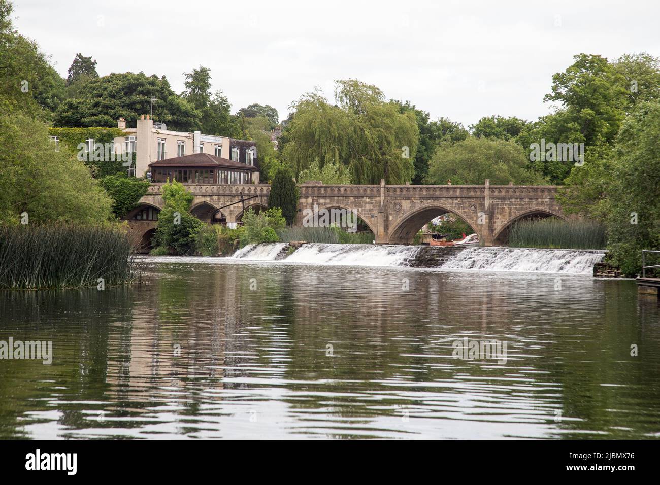Pont à péage de Batheaston traversant la rivière Avon à Bathampton, Bath, Angleterre, 26 mai 2022. Banque D'Images