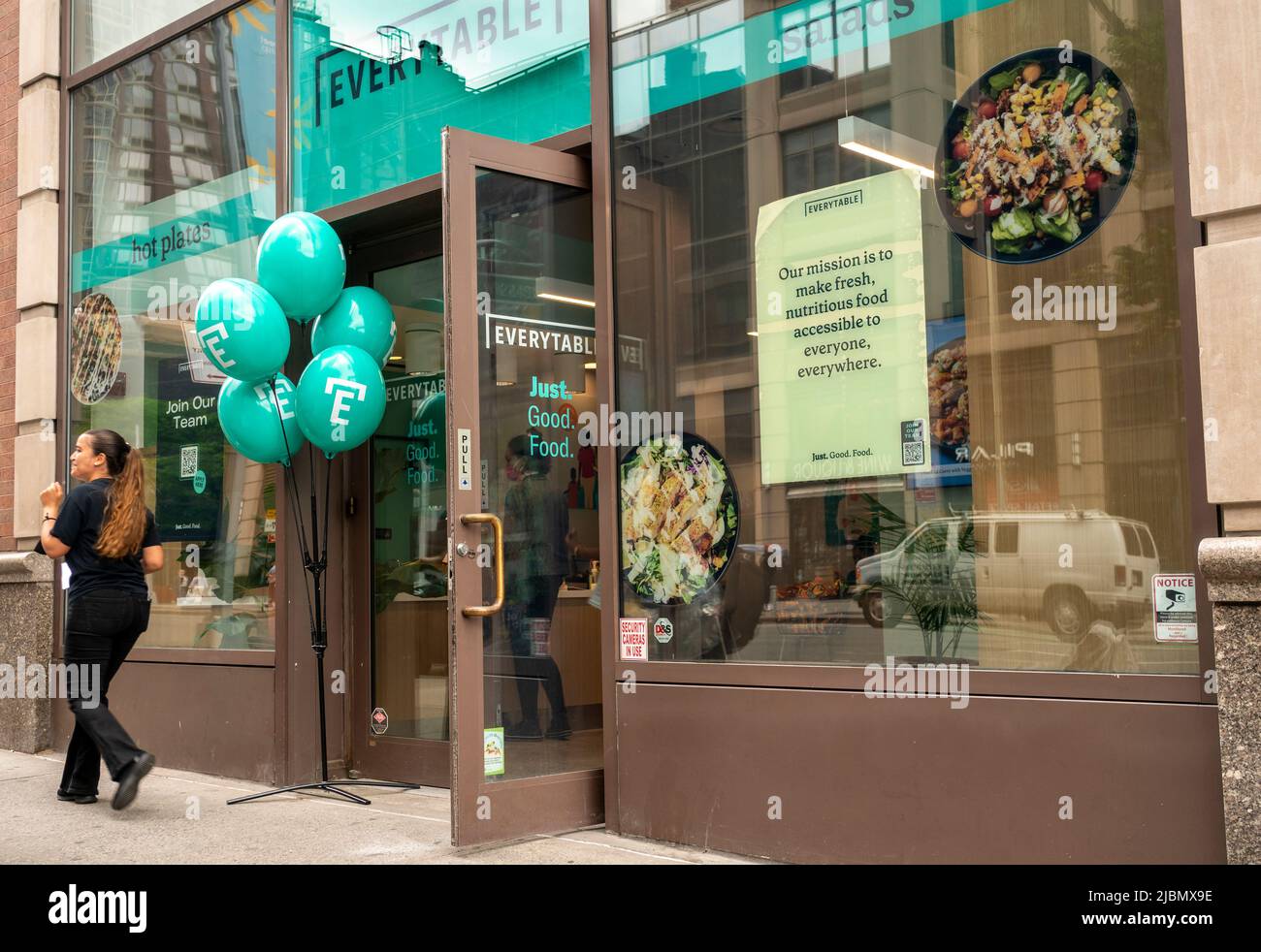 Récemment ouvert à Los Angeles, basé à Everytable dans le quartier de Chelsea à New York, mardi, 24 mai 2022. La chaîne vend des aliments préparés sains dont les prix sont ajustés pour le revenu médian du ménage selon le code postal dans lequel se trouve le magasin. (© Richard B. Levine) Banque D'Images