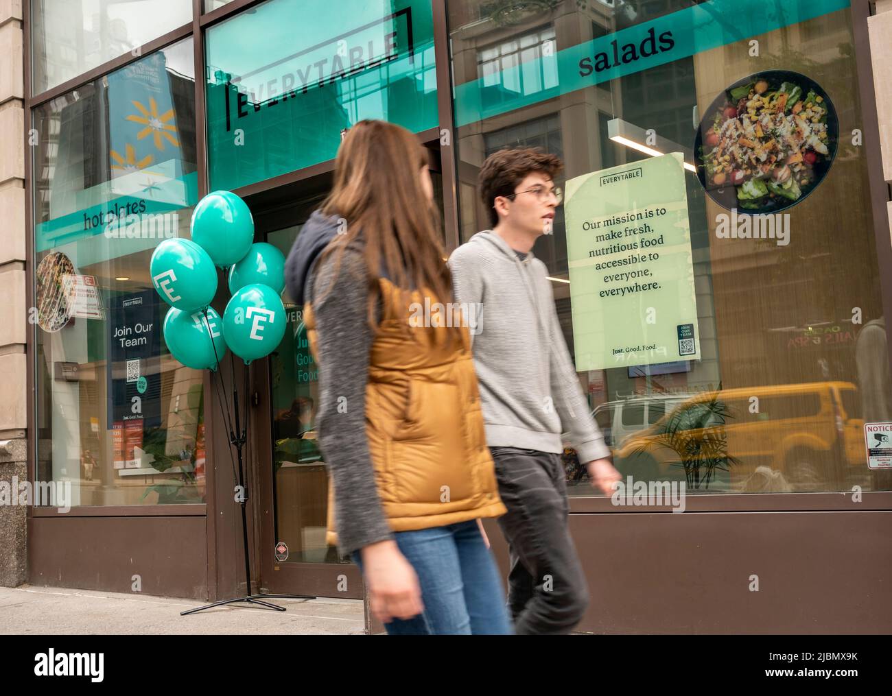Récemment ouvert à Los Angeles, basé à Everytable dans le quartier de Chelsea à New York, mardi, 24 mai 2022. La chaîne vend des aliments préparés sains dont les prix sont ajustés pour le revenu médian du ménage selon le code postal dans lequel se trouve le magasin. (© Richard B. Levine) Banque D'Images