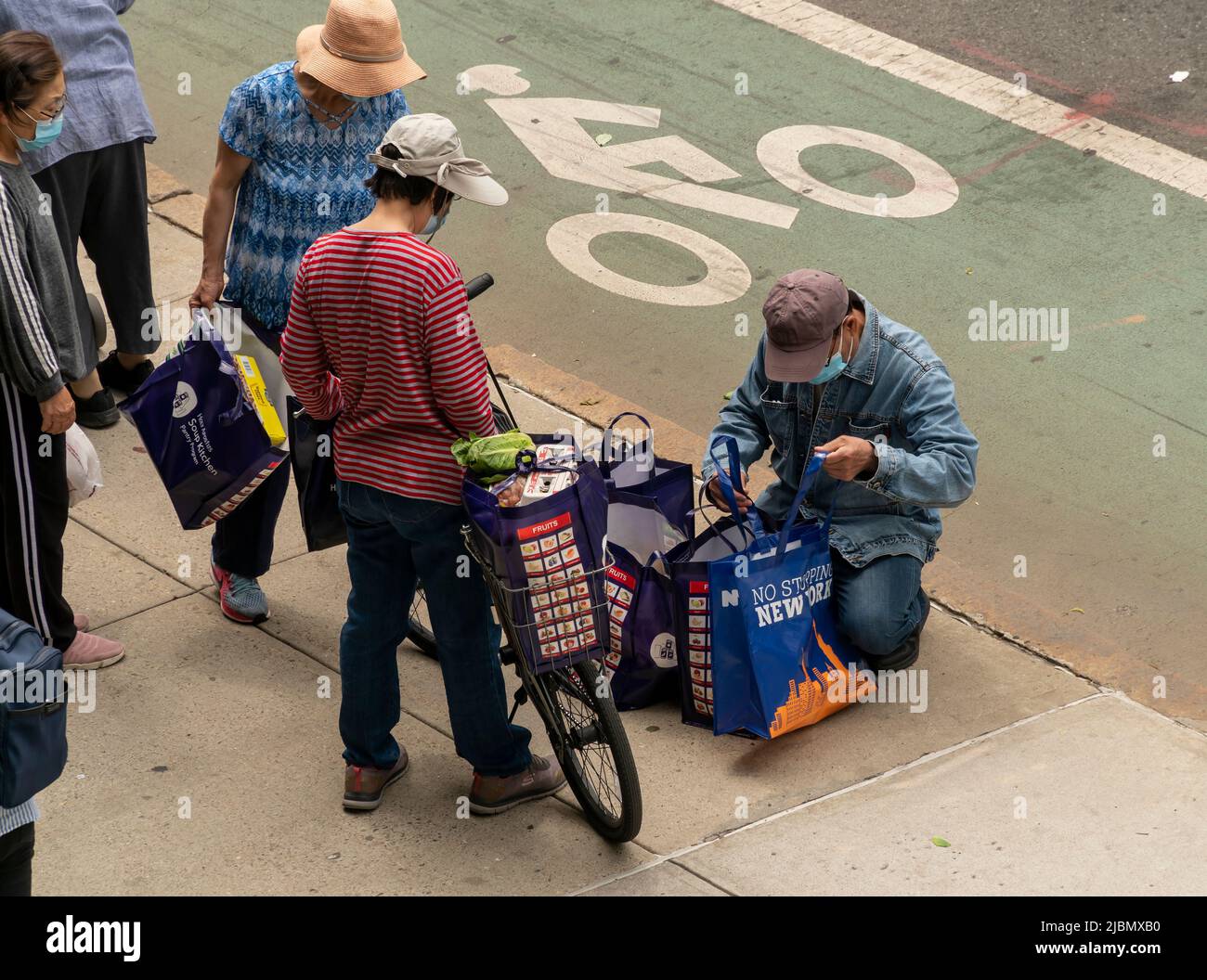 Les clients avec leurs chariots remplis de largesse de la part de Saint Apôtres articles de la garde-manger à Chelsea à New York mercredi, 1 juin 2022. (© Richard B. Levine) Banque D'Images