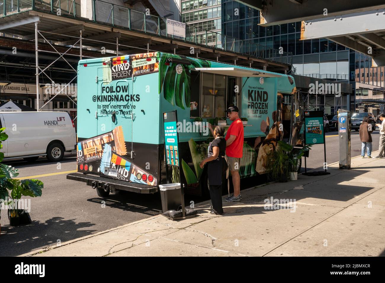 Activation de la marque pour LES BARRES de friandises glacées DU GENRE dans le quartier de Meatpacking à New York mercredi, 25 mai 2022. Le nouveau produit est dans l'espace de la marque Òbetter-for-youÓ. KIND est une marque de Mars Inc. (© Richard B. Levine) Banque D'Images