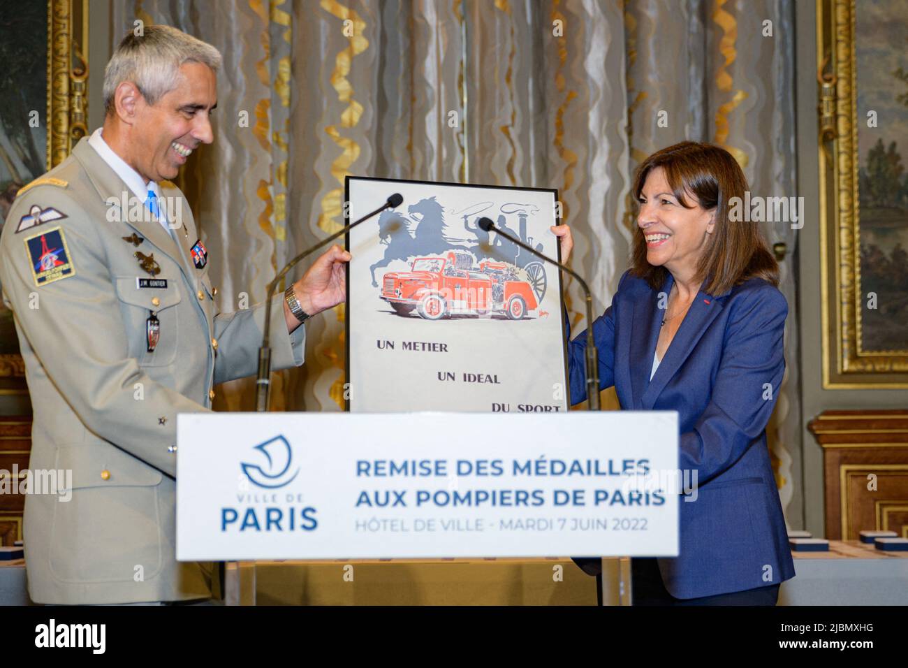 Jean-Marie Gontier, le général commandant la brigade des pompiers de Paris,  a reçu la médaille du Grand Vermeil de la ville remise par Anne Hidalgo,  Maire de Paris, à l'Hôtel de ville