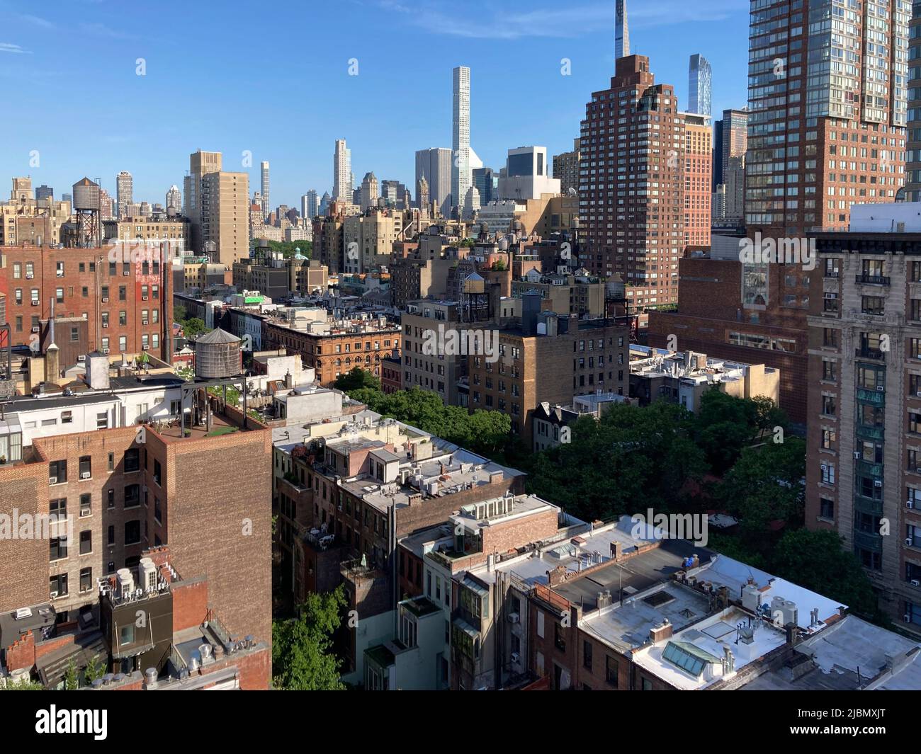 Le parc immobilier et d'autres bâtiments dans le quartier Upper West Side de New York, lundi, 6 juin 2022. (© Frances M. Roberts) Banque D'Images