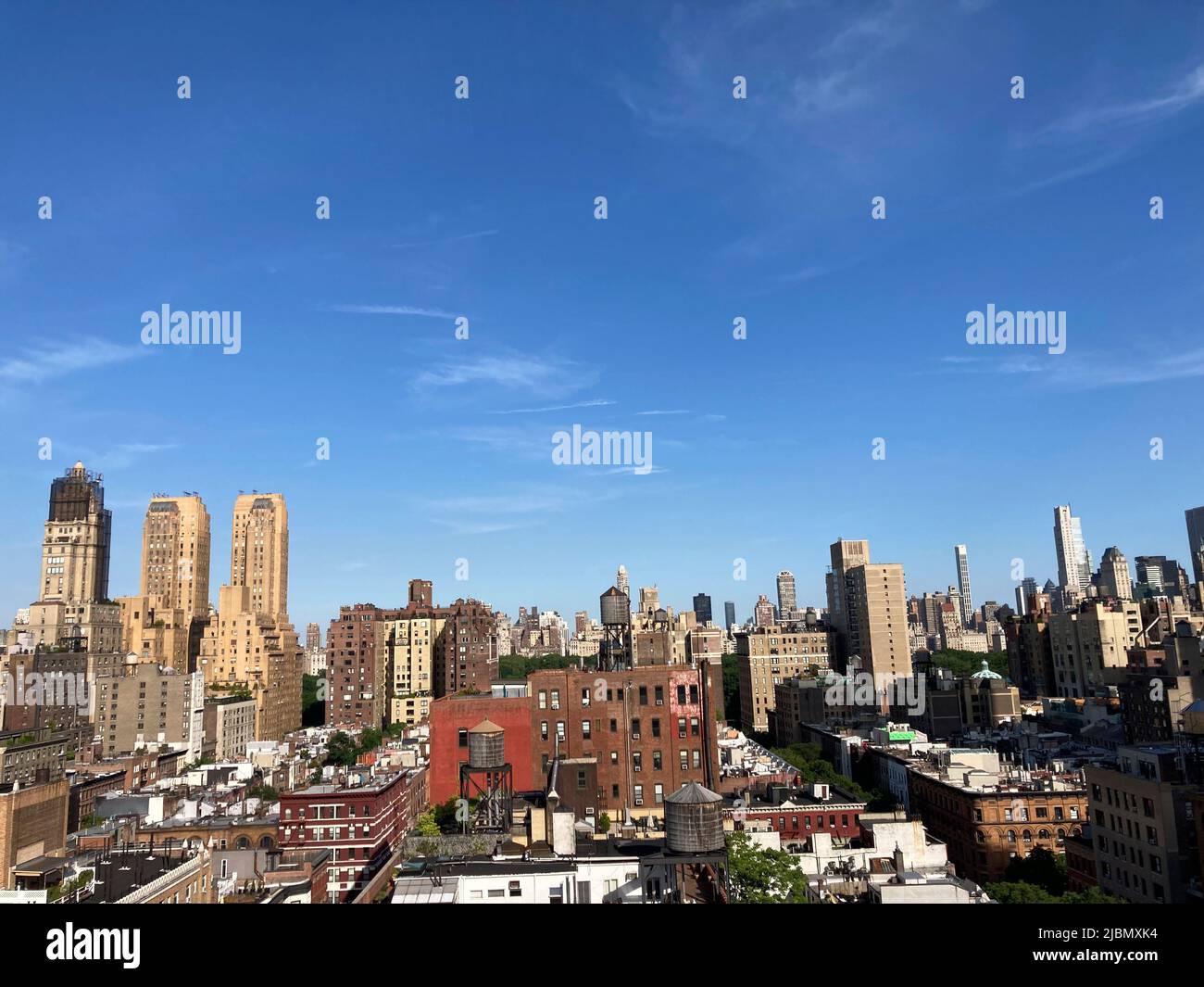 Le parc immobilier et d'autres bâtiments dans le quartier Upper West Side de New York, lundi, 6 juin 2022. (© Frances M. Roberts) Banque D'Images