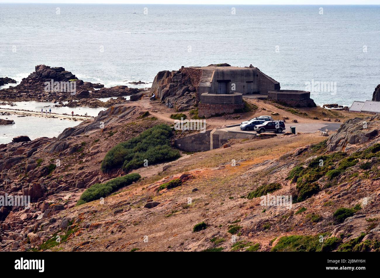 Jersey, le système de bunkers de la Corbiere et le palais de justice - accessible par un promontoire étroit seulement à marée basse Banque D'Images