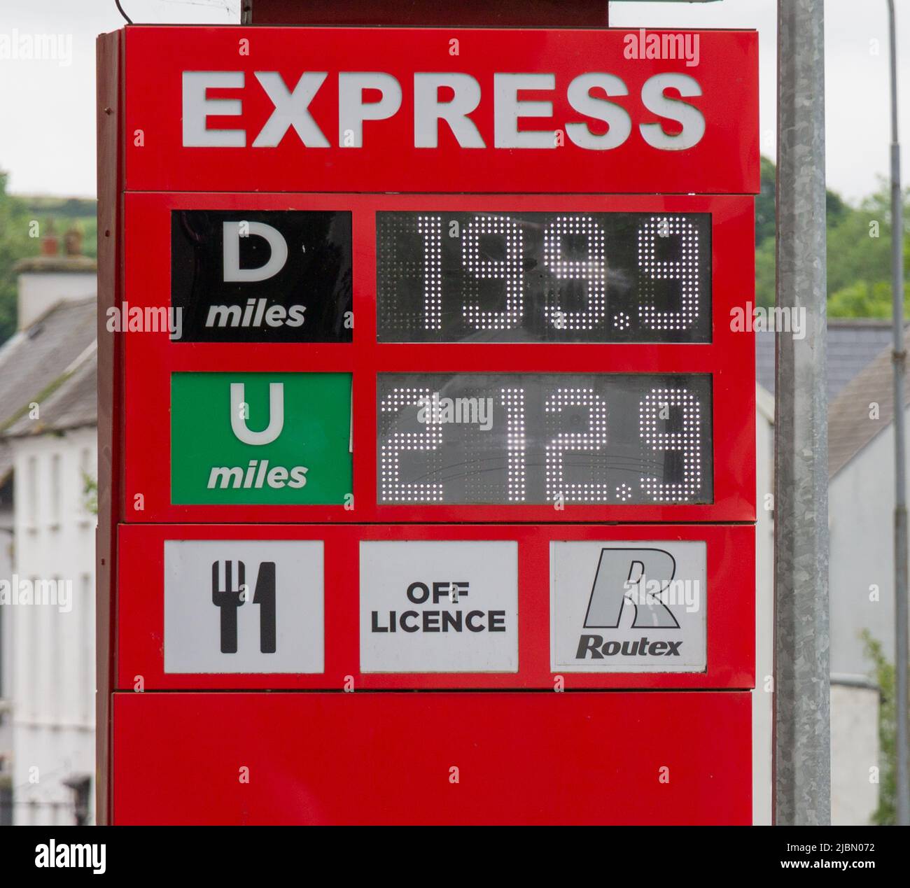 West Cork, Irlande. Mardi 7th juin 2022. Le prix du carburant était aujourd'hui bien au-delà de 2 euros le litre dans certaines parties de West Cork, certains garages chargeant jusqu'à 2,12 euros le litre d'essence sans plomb. Credit aphperspective/Alamy Live News Banque D'Images