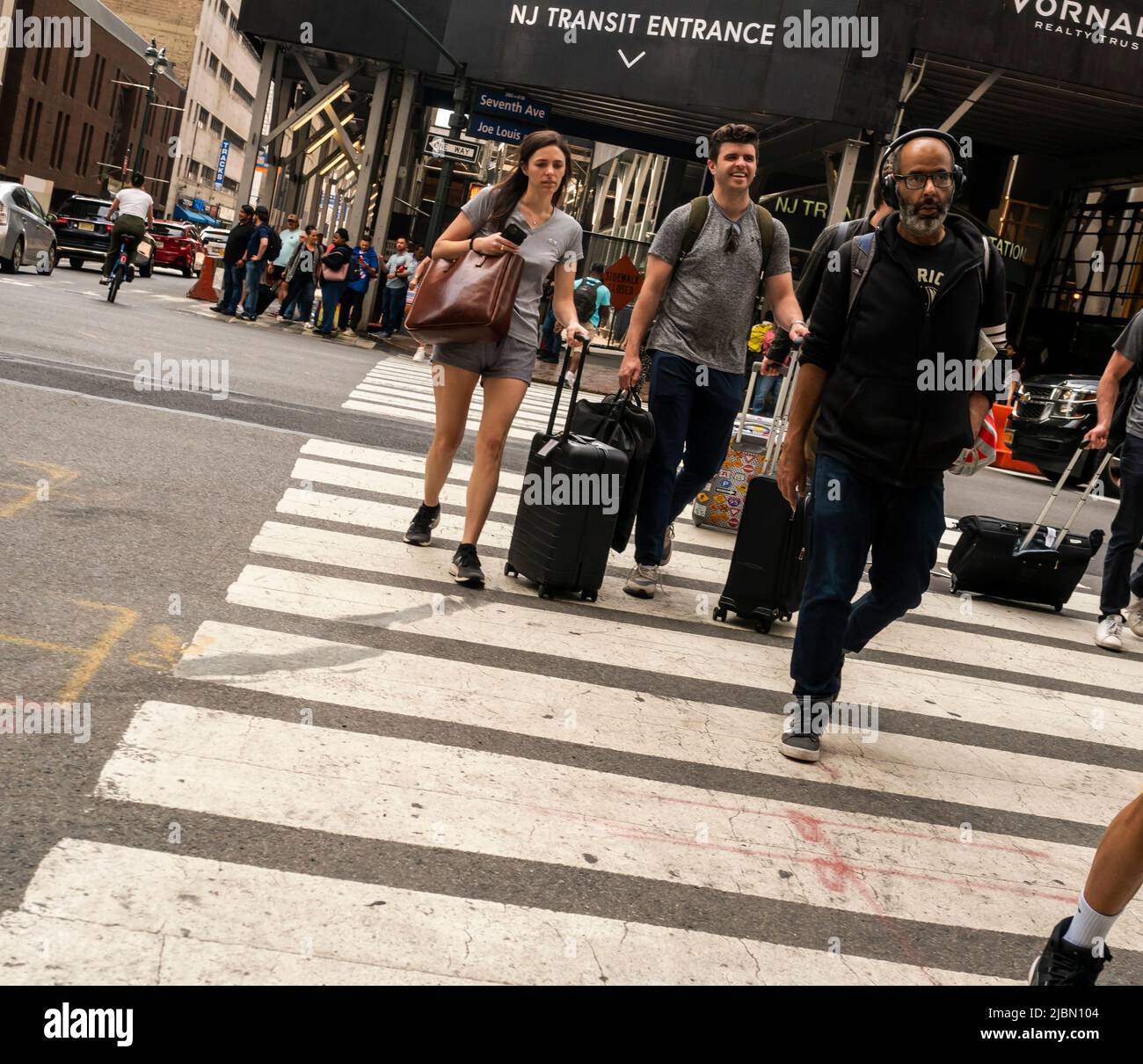 Les voyageurs devant la gare de Pennsylvanie en cours de rénovation à New York vendredi, 3 juin 2022. (© Richard B. Levine) Banque D'Images