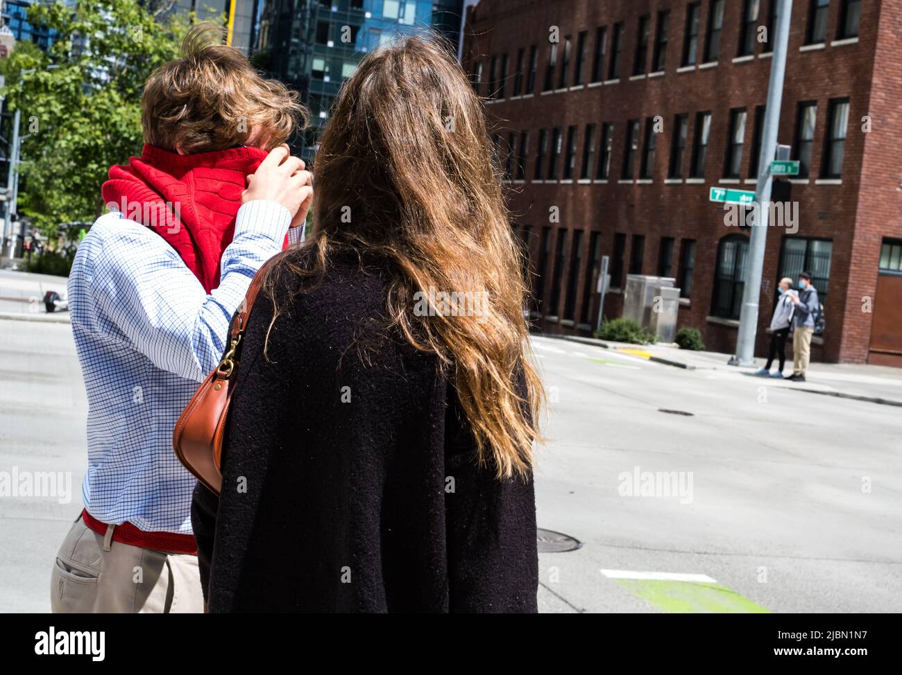 Seattle, États-Unis. 31 mai 2022. Une personne qui met un chandail sur le campus d'Amazon. Banque D'Images
