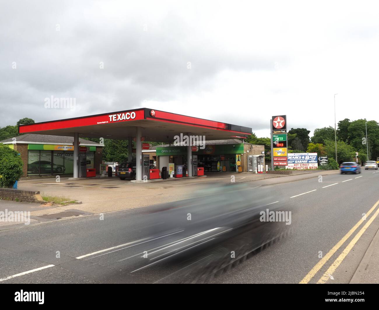 Sittingbourne, Kent, Royaume-Uni. 7th juin 2022. Le prix de l'essence sans plomb est plus élevé que celui du diesel sur une piste de Sittingbourne, dans le Kent cet après-midi - et près de £2 le litre - lorsque le prix du carburant atteint de nouveaux sommets. Crédit : James Bell/Alay Live News Banque D'Images