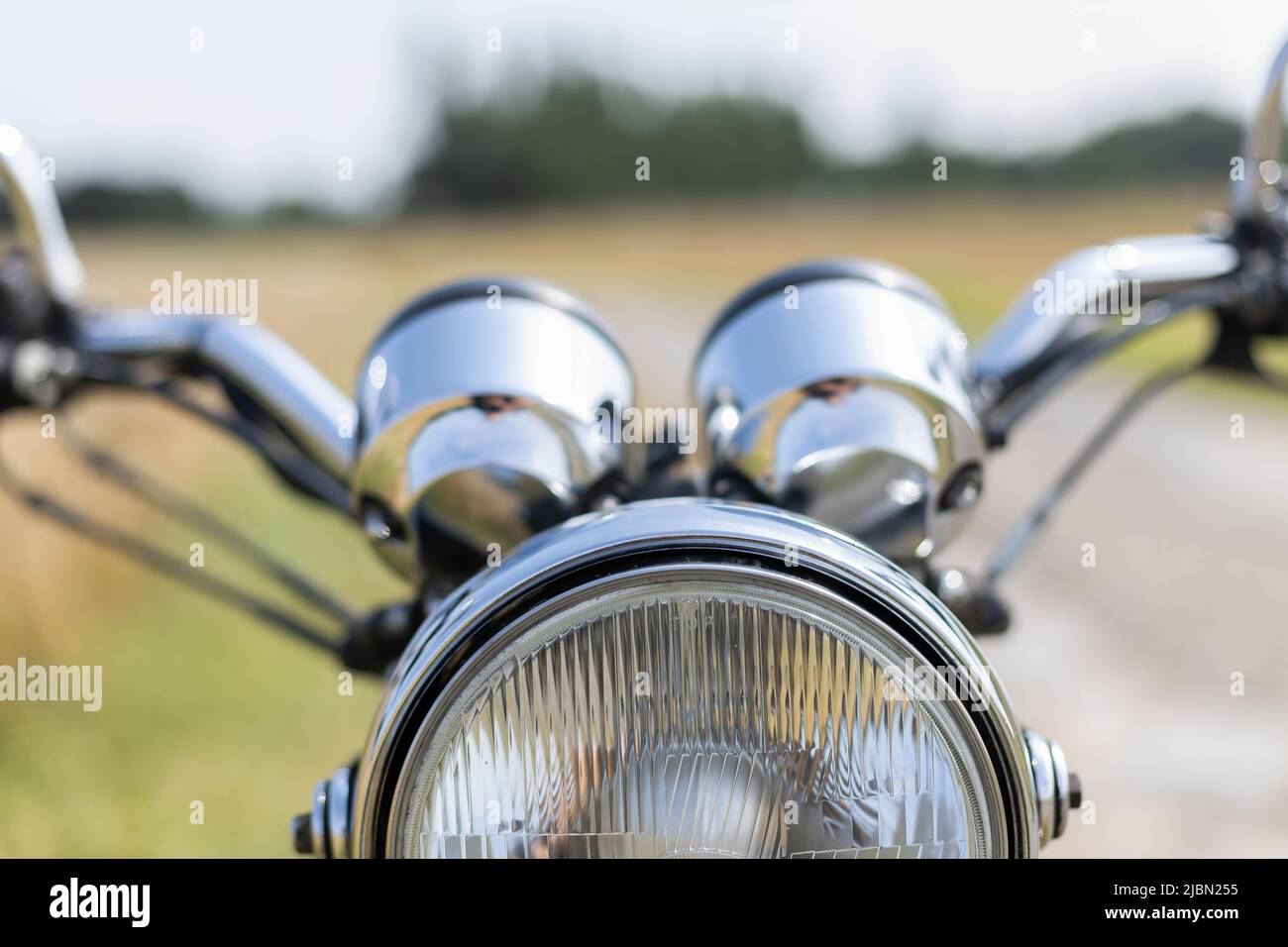 vue rapprochée de l'avant d'une moto en plein soleil Banque D'Images