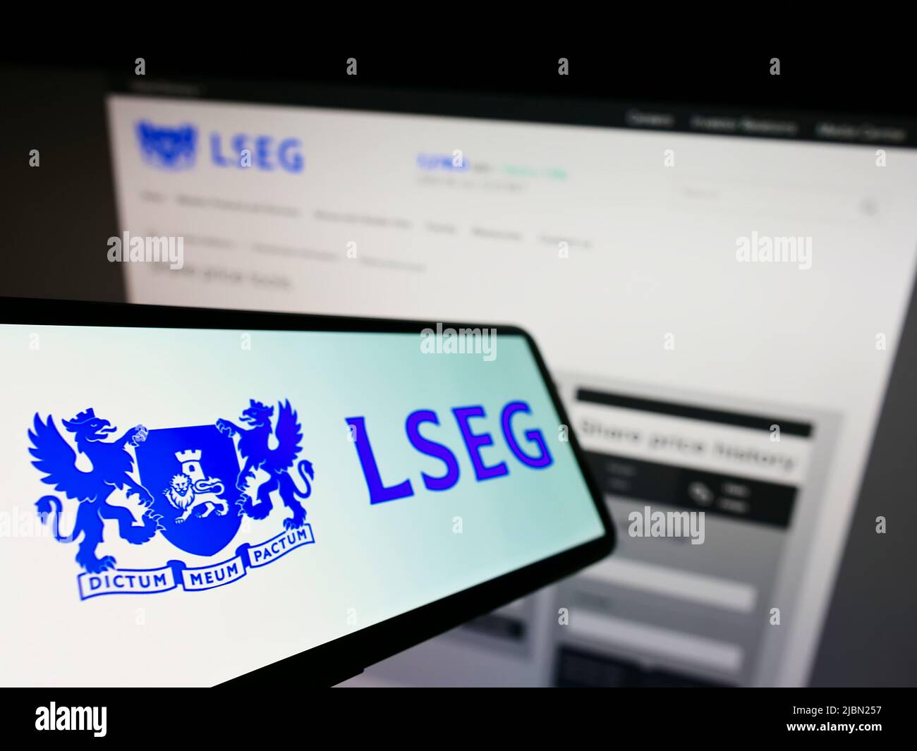 Smartphone avec logo de la société London stock Exchange Group plc (LSEG) sur écran devant le site Web de l'entreprise. Mise au point à gauche de l'écran du téléphone. Banque D'Images