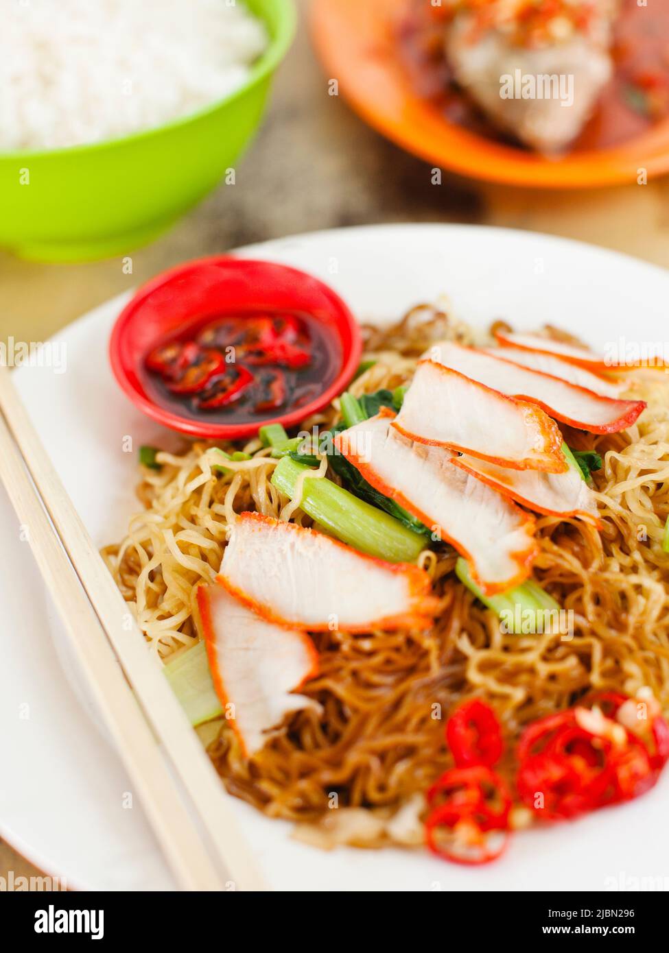 Une assiette de tok tok mee (nouilles sautées au rôti de porc); mérou frit avec sauce soja et piments hachés; un bol de riz blanc à la vapeur. Penang. Banque D'Images