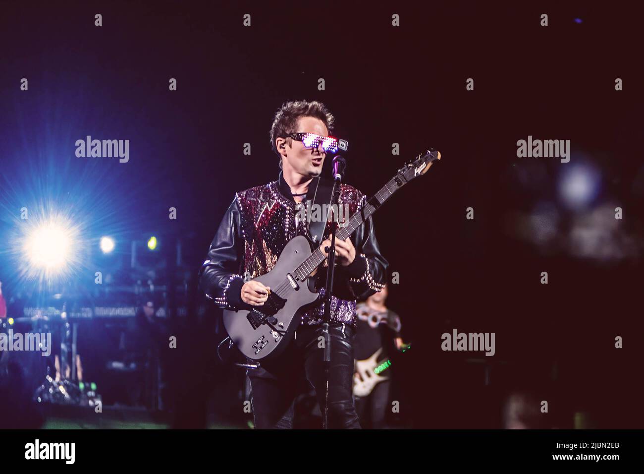 Le groupe Matt Bellamy de Muse se produit sur scène lors de sa visite Simulation Theory au stade Olimpico de Rome. Banque D'Images