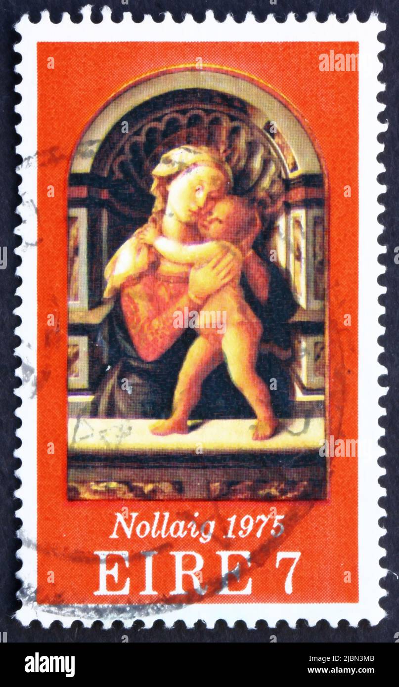 IRLANDE - VERS 1975: Un timbre imprimé en Irlande montre Madona et enfant, peinture par FRA Filippo Lippi, Noël, vers 1975 Banque D'Images