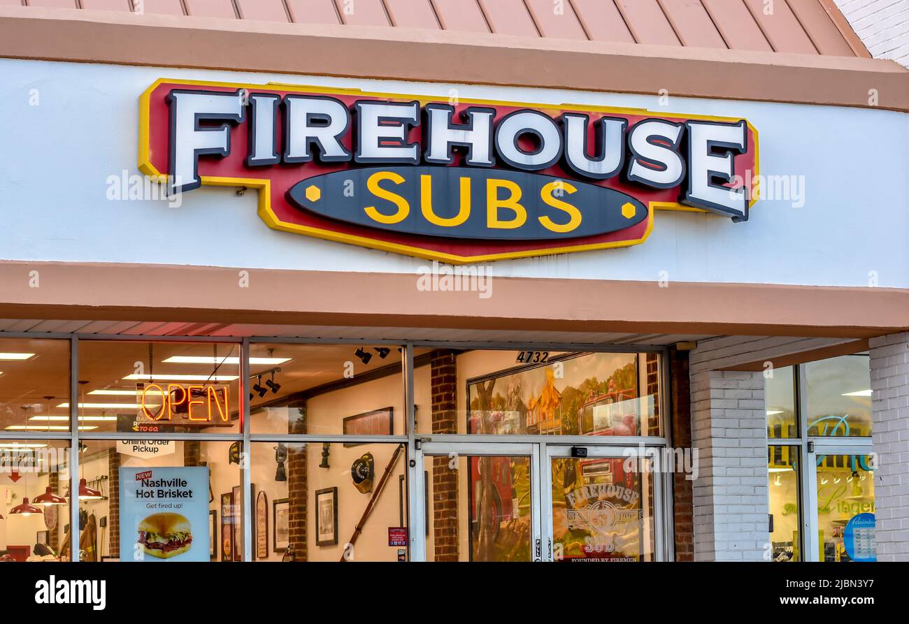 La façade extérieure de Firehouse Subs affiche la marque et le logo au-dessus des fenêtres en ...