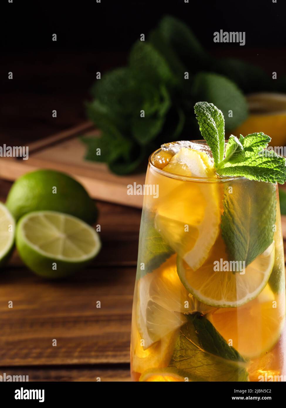 Thé glacé rafraîchissant au citron, au citron vert et à la menthe poivrée. Copier l'espace. Banque D'Images