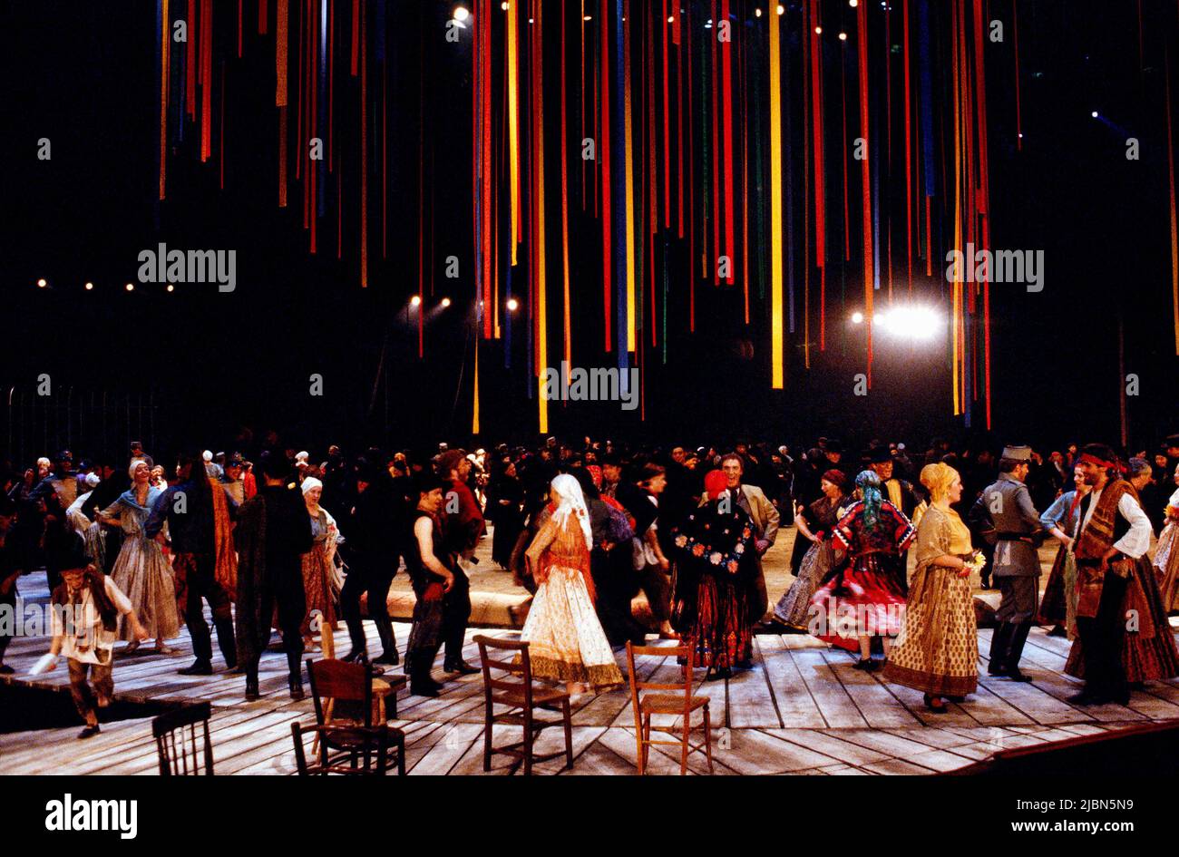 Citizens of Seville in CARMEN par Bizet au Earls court Exhibition Centre, Londres SW5 05/06/1989 chef: Jacques Delacote design: Stefanos Lazaridis éclairage: David Hersey combats: Malcolm Ranson chorégraphe: Aletta Collins réalisateur: Steven Pimlott Banque D'Images