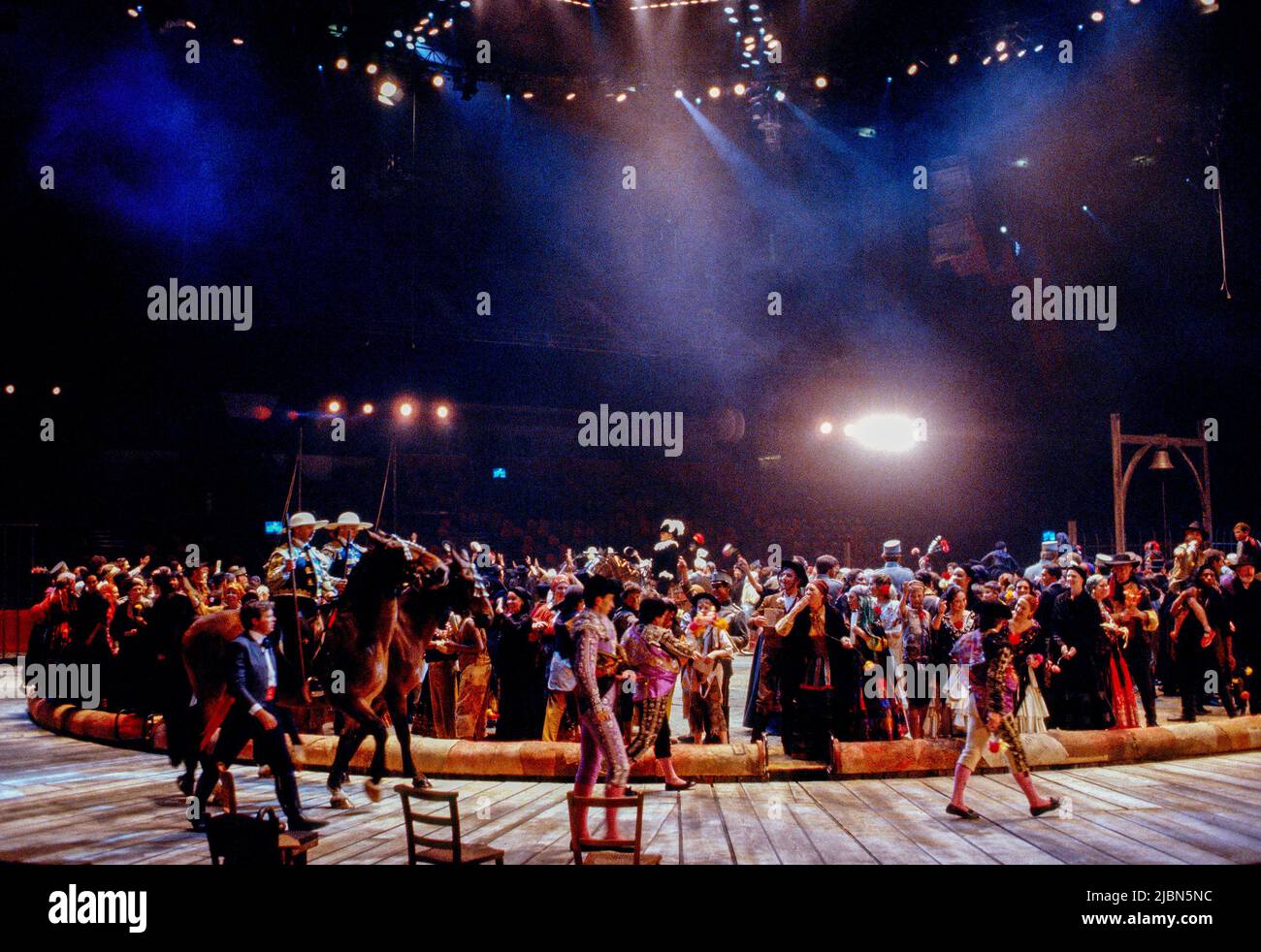 entrée des toréadors à CARMEN par Bizet au centre d'exposition Earls court, Londres SW5 05/06/1989 chef d'orchestre: Jacques Delacote design: Stefanos Lazaridis éclairage: David Hersey combats: Malcolm Ranson chorégraphe: Aletta Collins réalisateur: Steven Pimlott Banque D'Images