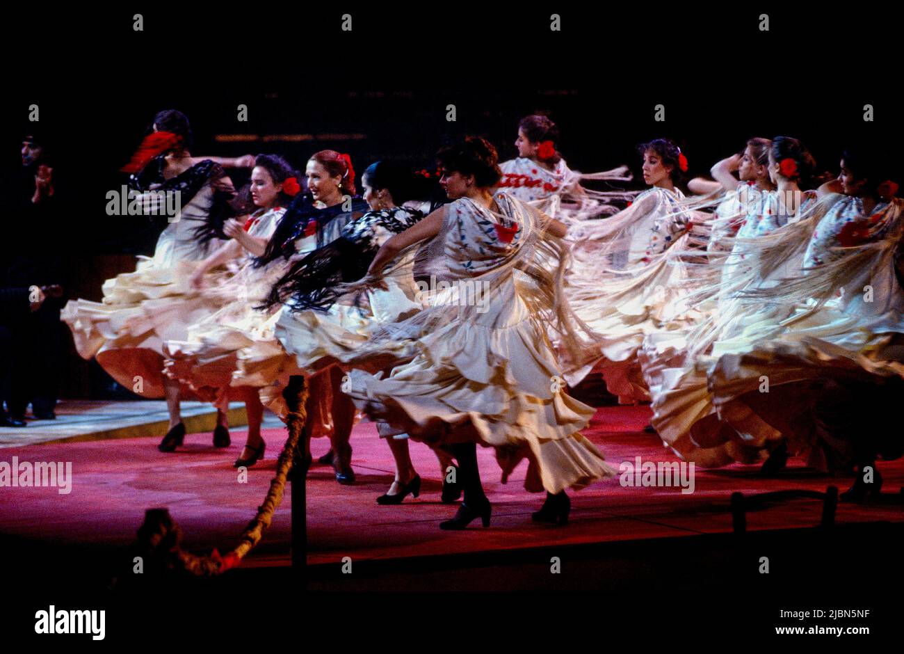 Membres de la compagnie Paco Pena Fiesta Flamenco à CARMEN par Bizet au Centre d'exposition Earls court, Londres SW5 05/06/1989 chef: Jacques Delacote design: Stefanos Lazaridis éclairage: David Hersey combats: Malcolm Ranson chorégraphe: Aletta Collins réalisateur: Steven Pimlott Banque D'Images