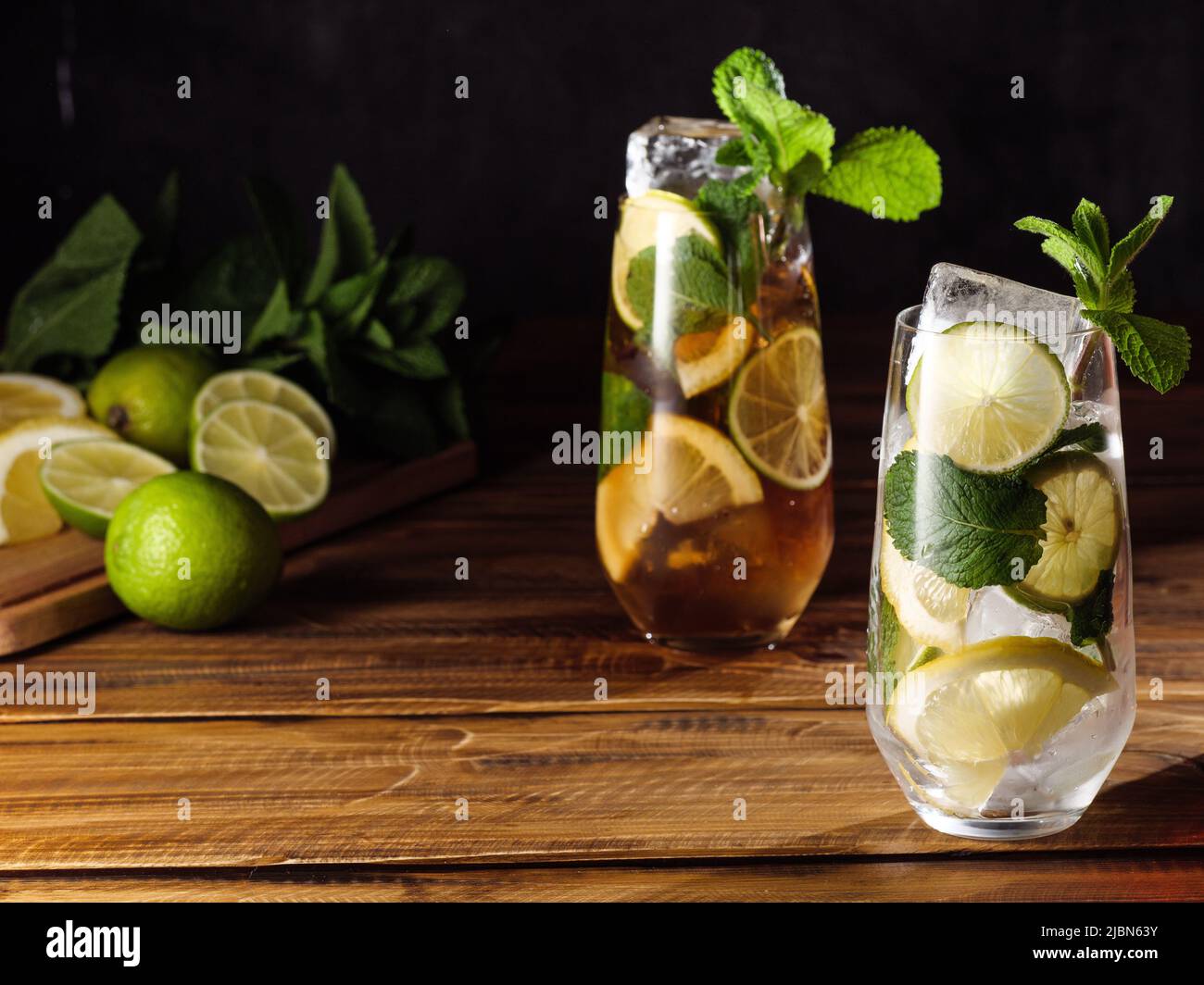 Thé glacé rafraîchissant au citron, au citron vert et à la menthe poivrée. Copier l'espace. Banque D'Images