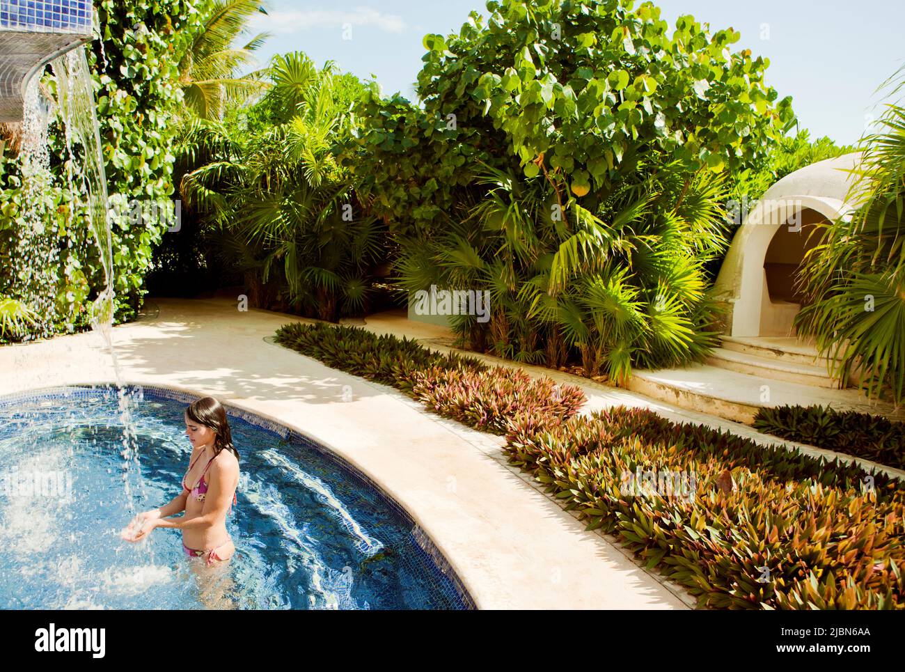 Une femme quitte le bain de vapeur lors d'un traitement traditionnel mexicain Temezcal au Spa Aqua de Live Aqua Resort & Spa. Banque D'Images