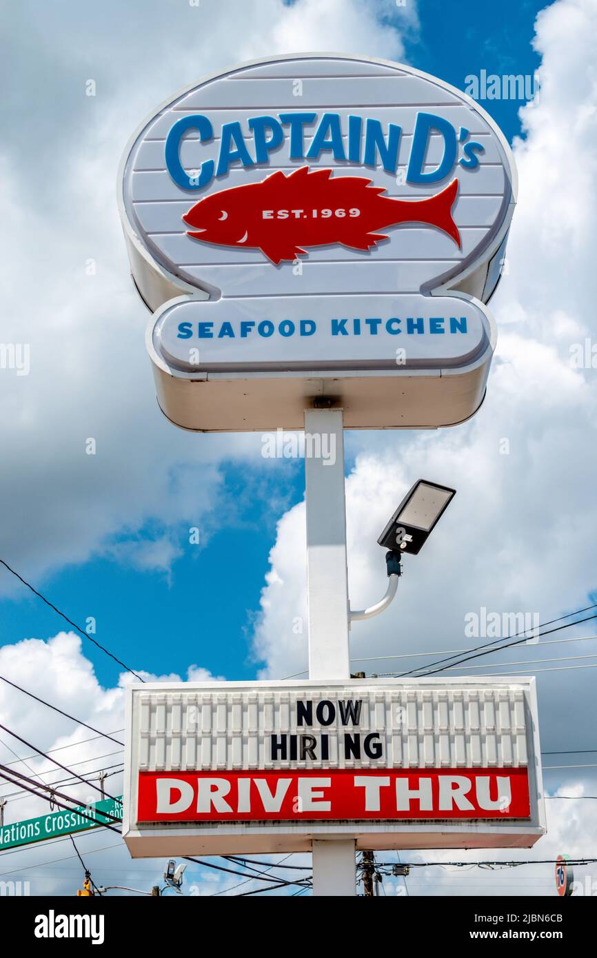 Captain d's en plein air, publicité de rue libre en rouge, blanc et bleu contre un ciel bleu avec des nuages blancs et bouffis dans le sud de Charlotte, en Caroline du Nord. Banque D'Images