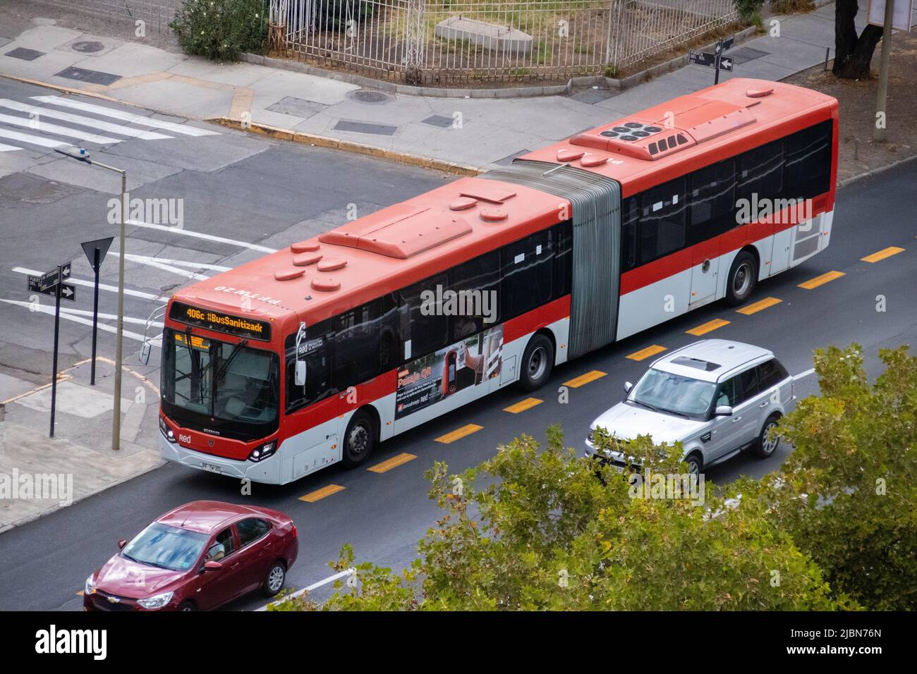 Bus dans l'avenue Apoquindo, Las Condes. Santiago, Chili Banque D'Images