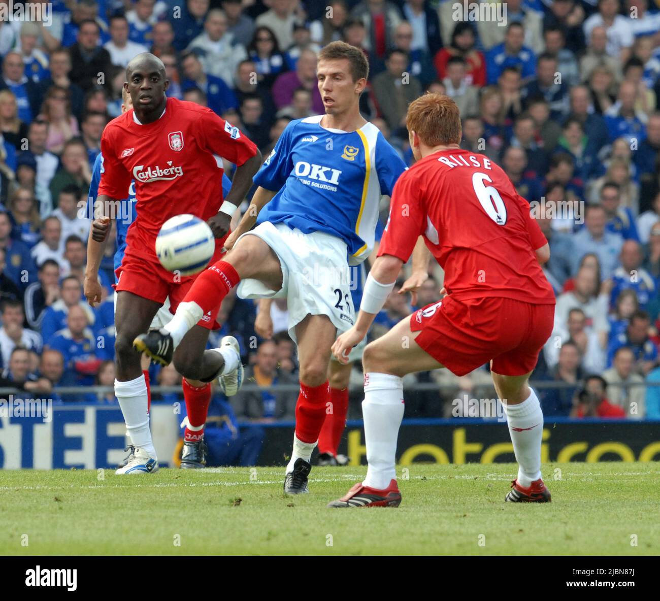 PORTSMOUTH V LIVERPOOL GARY O'NEIL QUITTE JOHN ARNE RIISE ET MOHAMED SISSOKO PIC MIKE WALKER. 2006 Banque D'Images