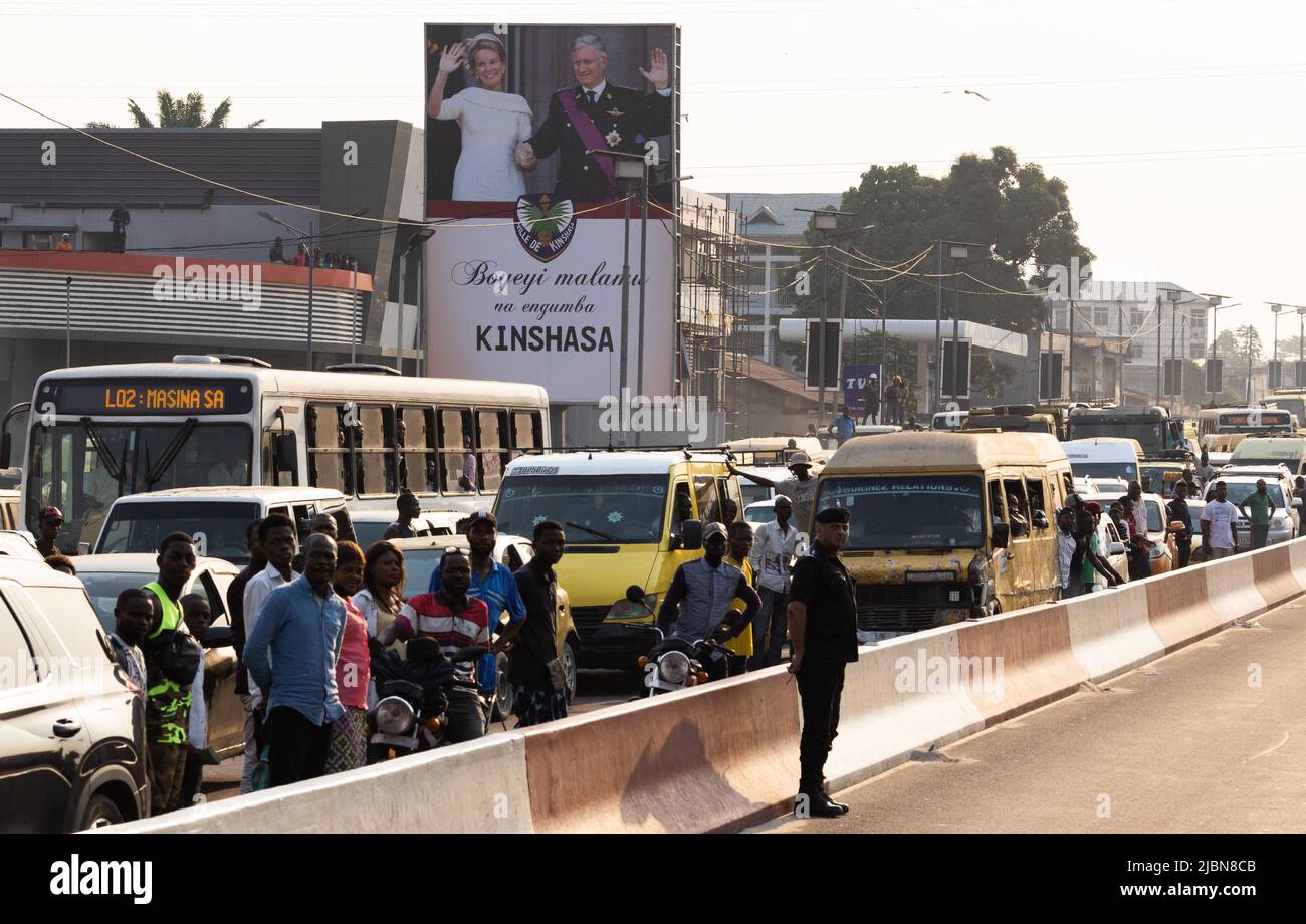 Kinshasa. 07 juin 2022, illustration prise du convoi entre l'aéroport et le centre de Kinshasa après l'accueil officiel à n'Djili, aéroport international de Kinshasa, lors d'une visite officielle du couple royal belge en République démocratique du Congo, mardi 07 juin 2022, à Kinshasa. Le roi et la reine de Belgique visiteront Kinshasa, Lubumbashi et Bukavu de 7 juin à 13 juin. BELGA PHOTO POOL BENOIT DOPPAGNE Banque D'Images