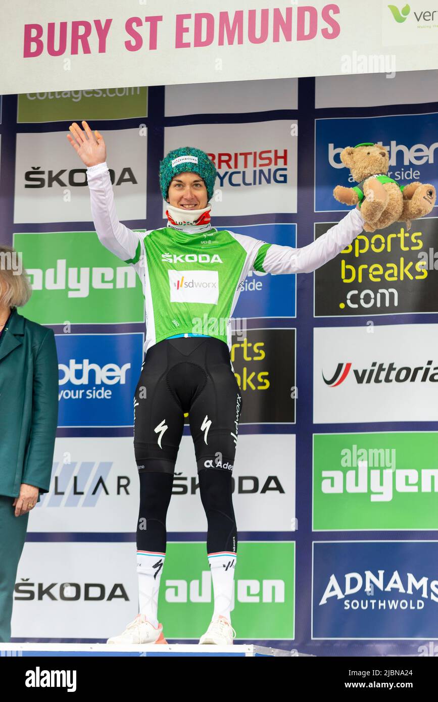 Christine Majerus de l’équipe SD Worx remportant le maillot ŠKODA Queen of the Mountains au stade 1 de la course cycliste UCI Women’s Tour à Bury St Edmunds Banque D'Images