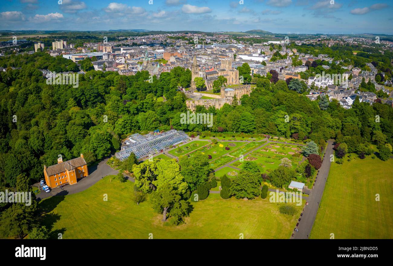 Vue aérienne du drone du parc Pittencieff et de l'abbaye de Dunfermline, Fife, Écosse Banque D'Images