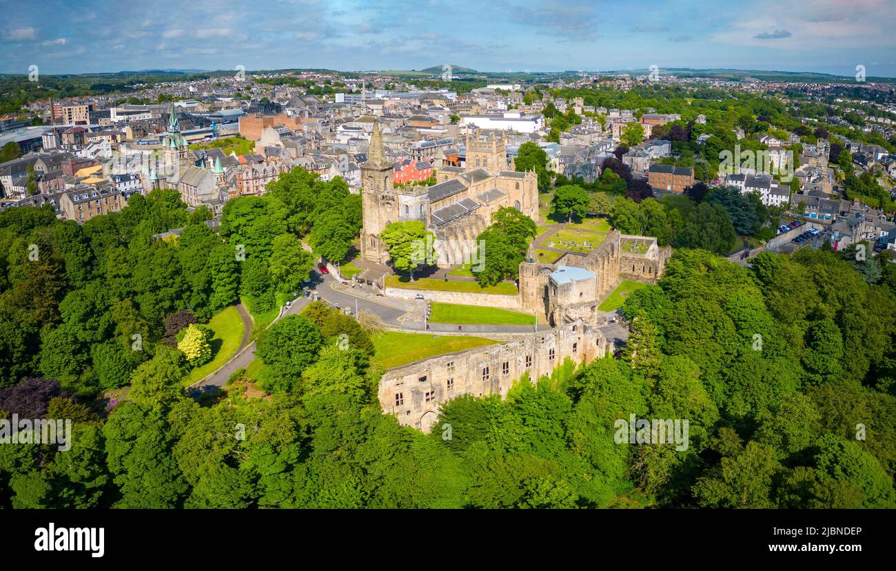 Vue aérienne depuis le drone de l'abbaye de Dunfermline et des ruines du palais à Dunfermline, Fife, Écosse Banque D'Images