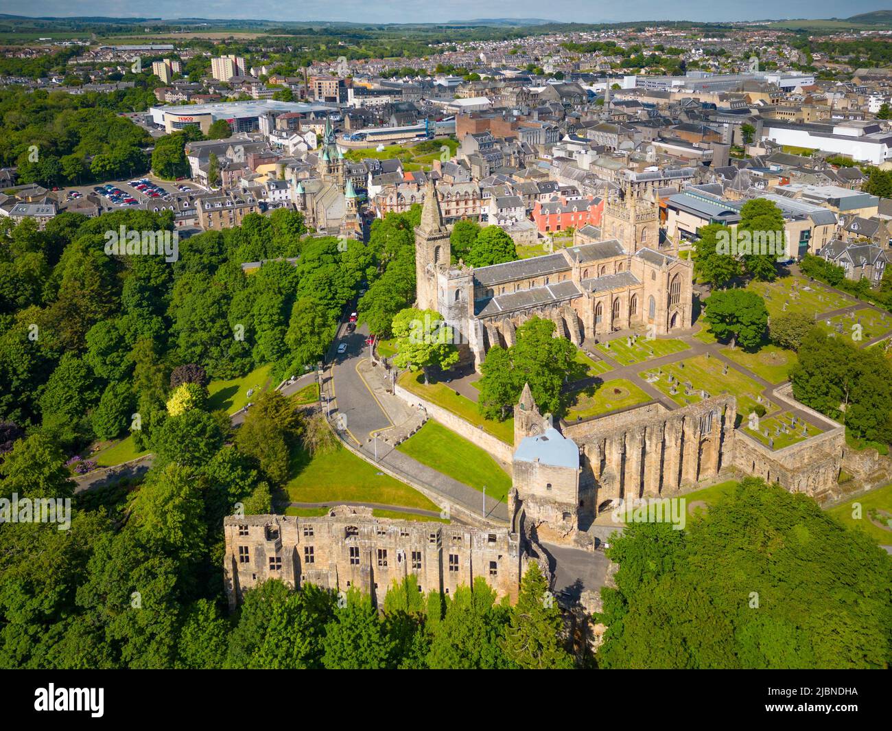 Vue aérienne depuis le drone de l'abbaye de Dunfermline et des ruines du palais à Dunfermline, Fife, Écosse Banque D'Images