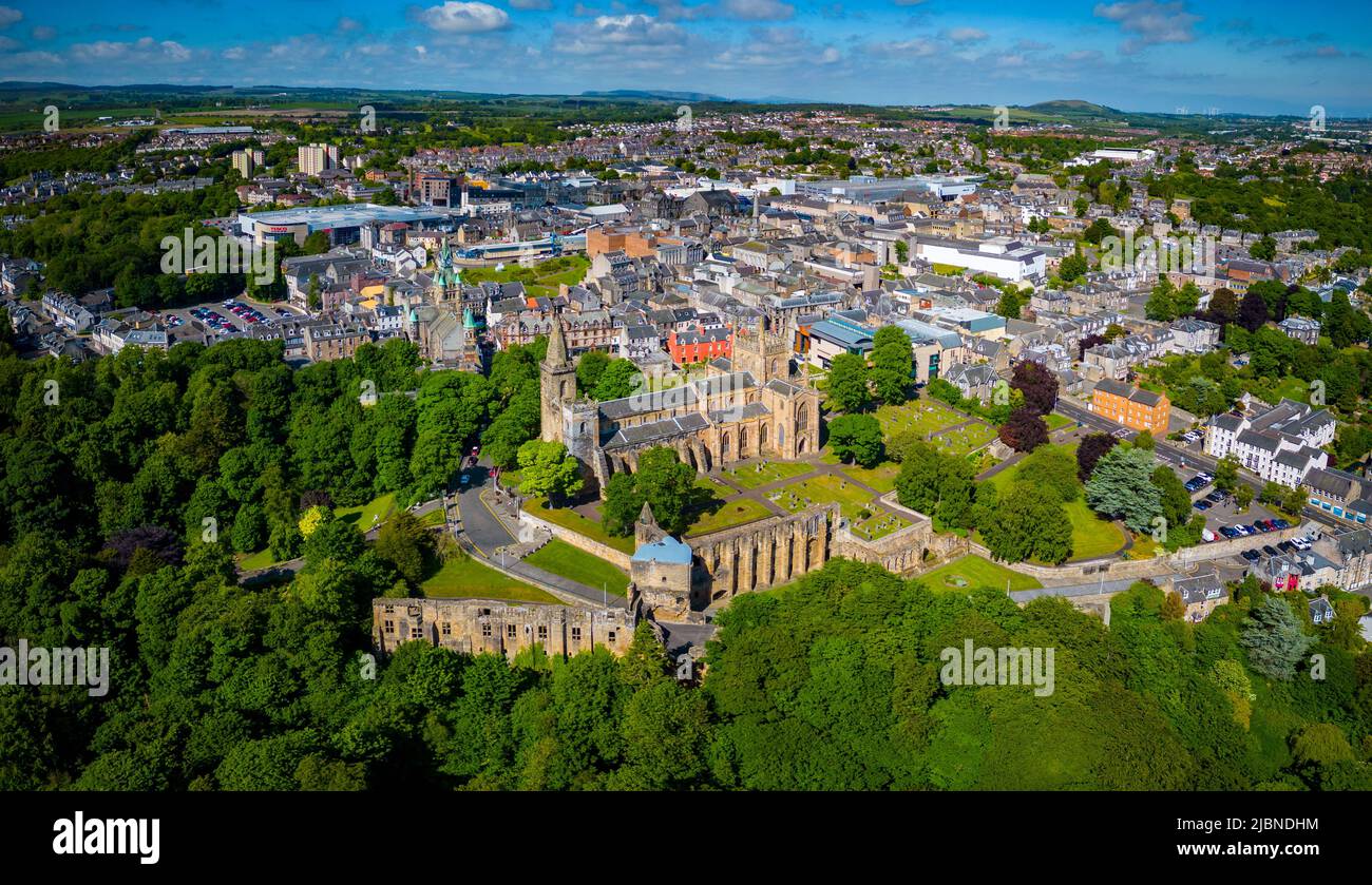 Vue aérienne depuis le drone de l'abbaye de Dunfermline et des ruines du palais à Dunfermline, Fife, Écosse Banque D'Images