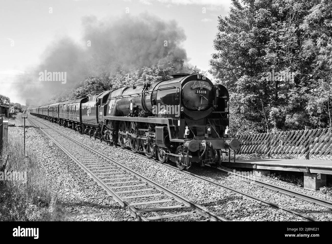 La ligne 35018 de l'Inde britannique, le Pendle Dolesman, a conservé la locomotive à vapeur britannique sur le chemin de fer Settle qui traverse le Settle le 7th juin 2022 Banque D'Images